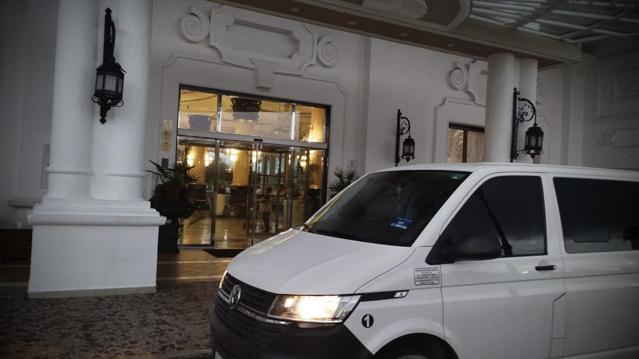 Private transfer to the airport up to 7 people