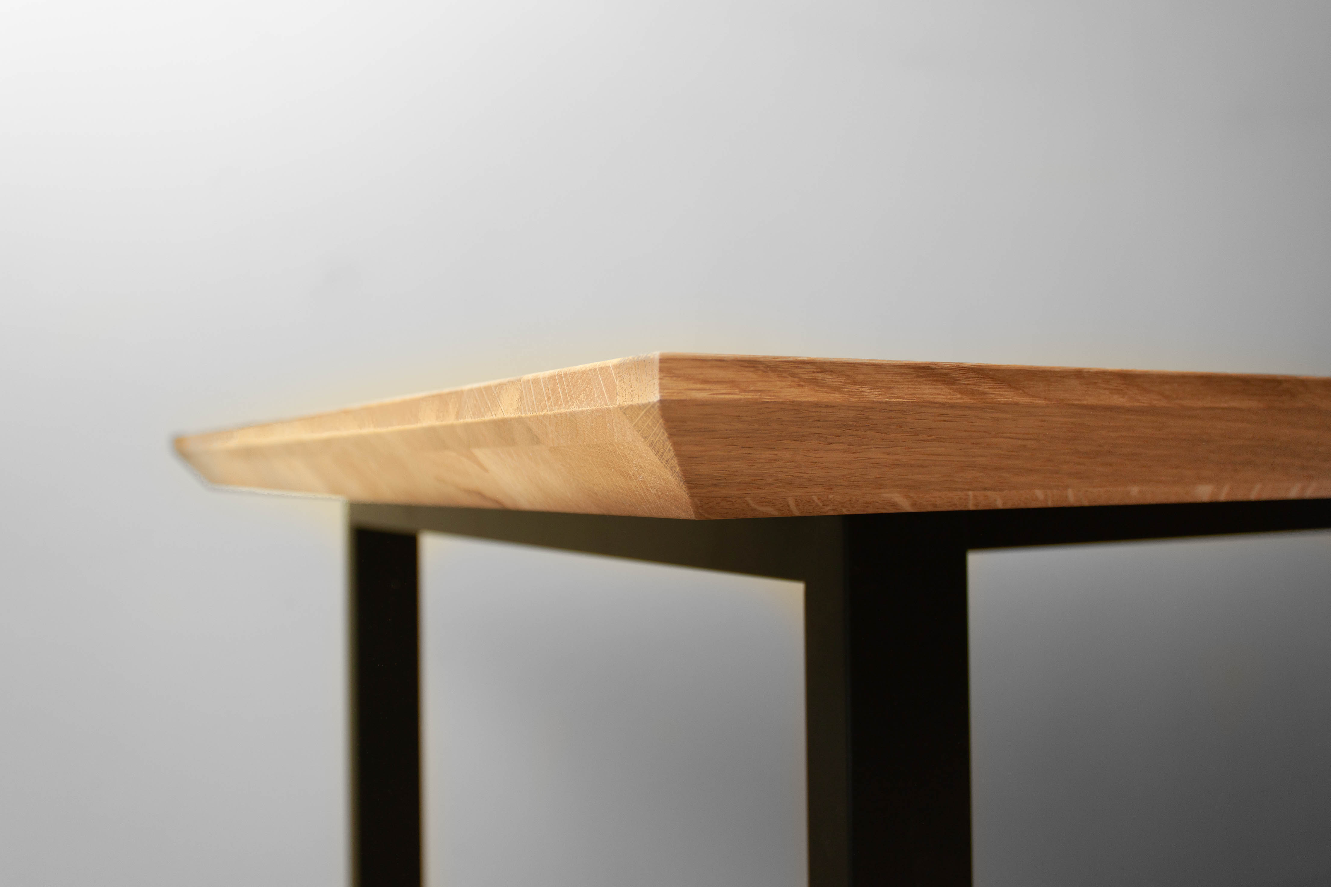 Ąžuolo masyvo stalas