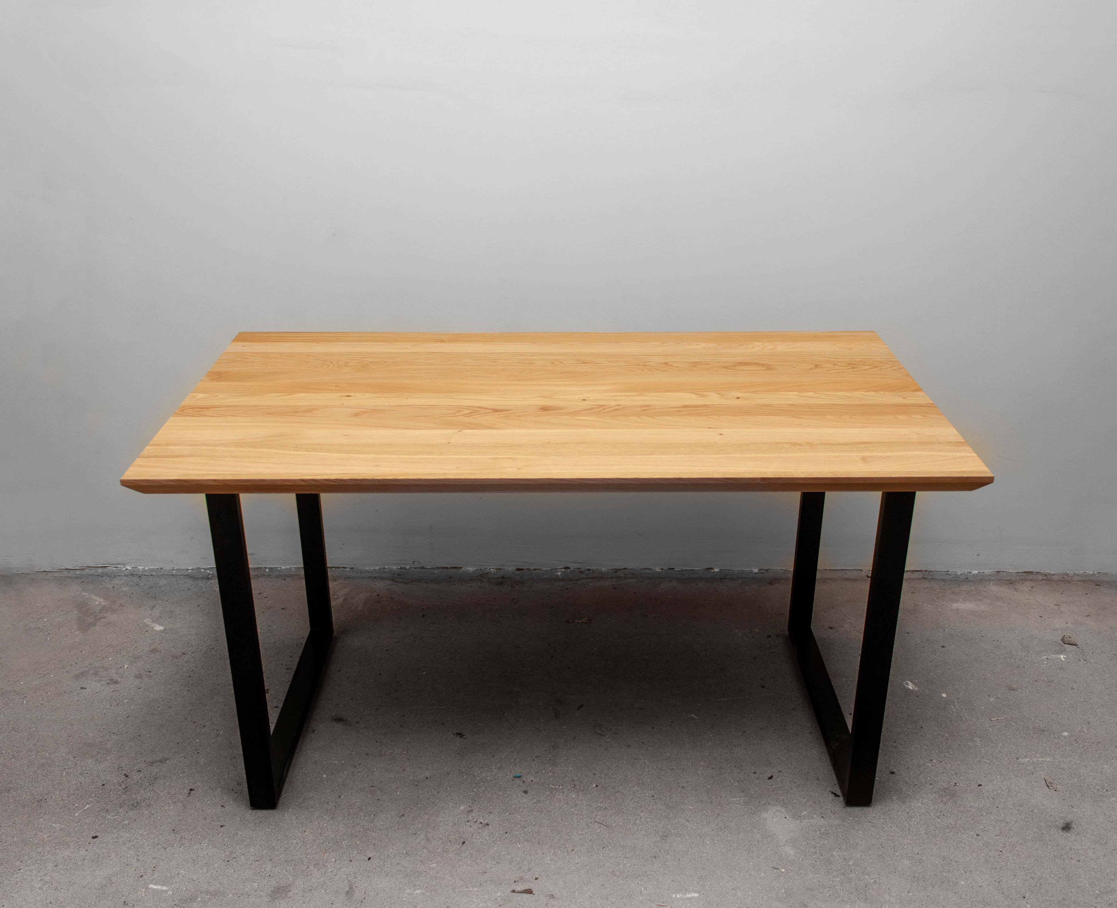 Ąžuolo masyvo stalas