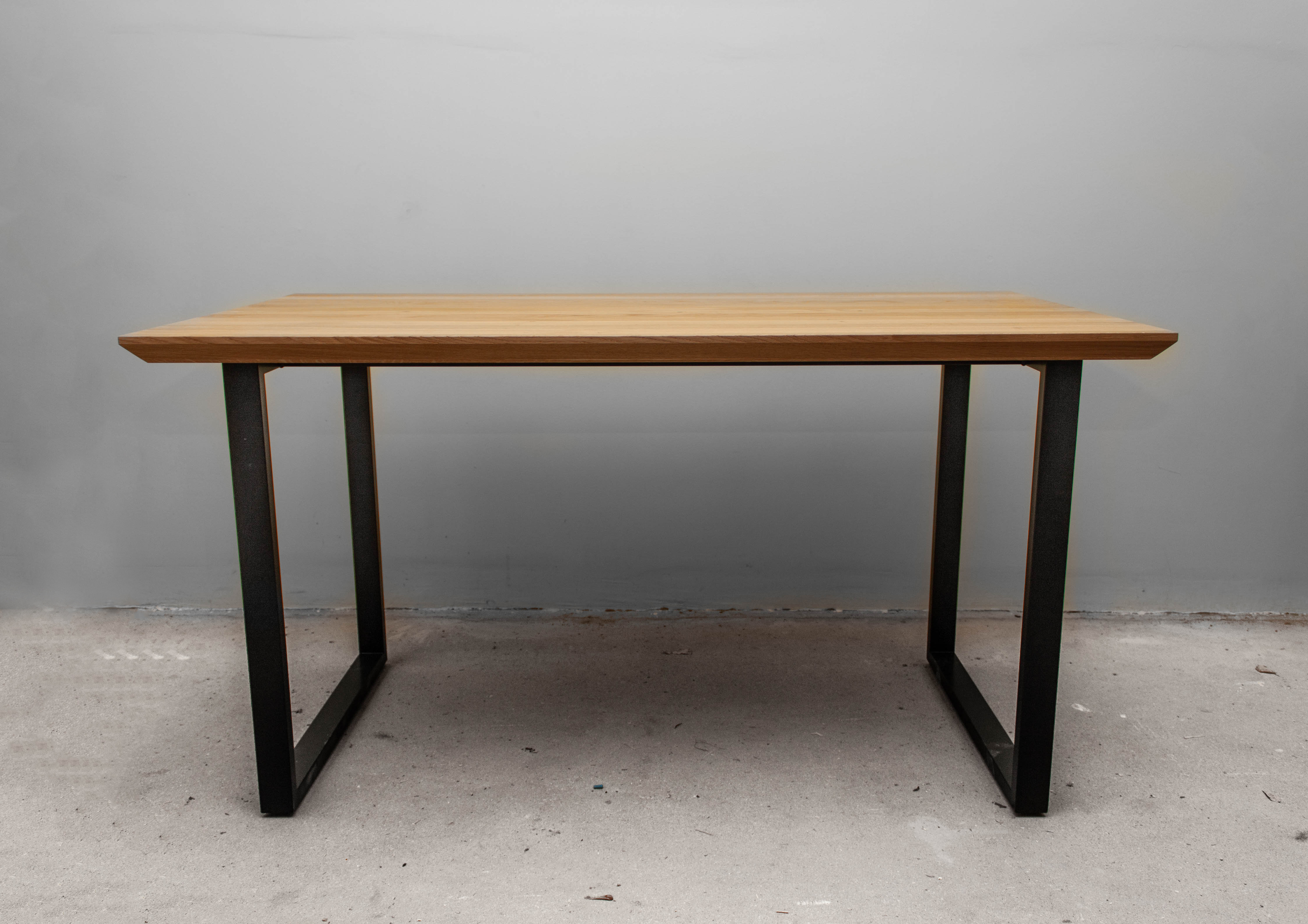 Ąžuolo masyvo stalas