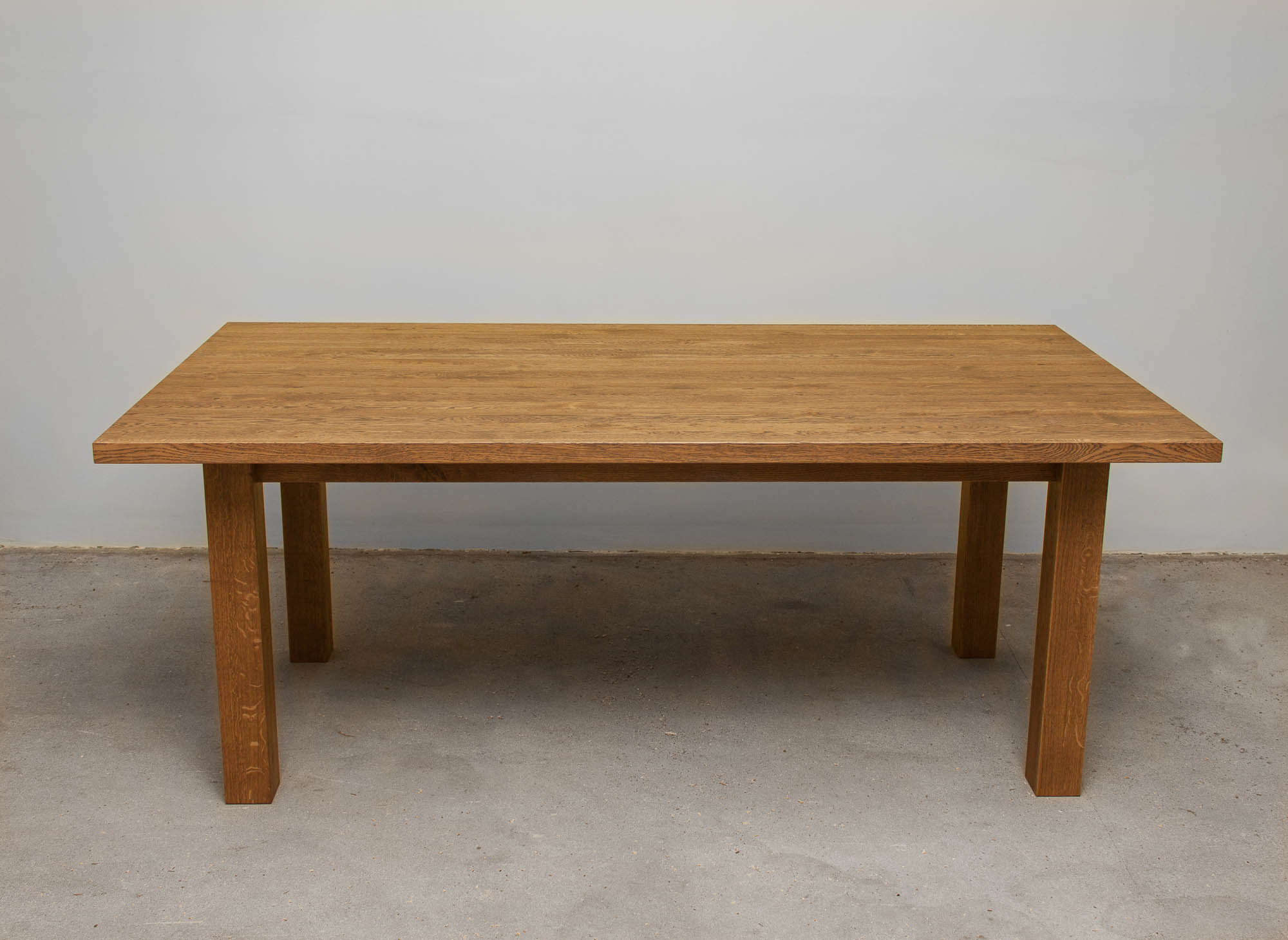 ĄŽUOLINIS STALAS SU MEDINĖMIS KOJOMIS