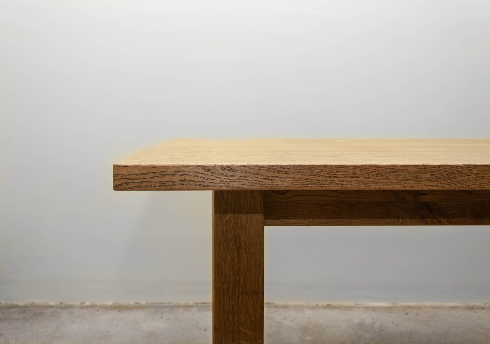 ĄŽUOLINIS STALAS SU MEDINĖMIS KOJOMIS