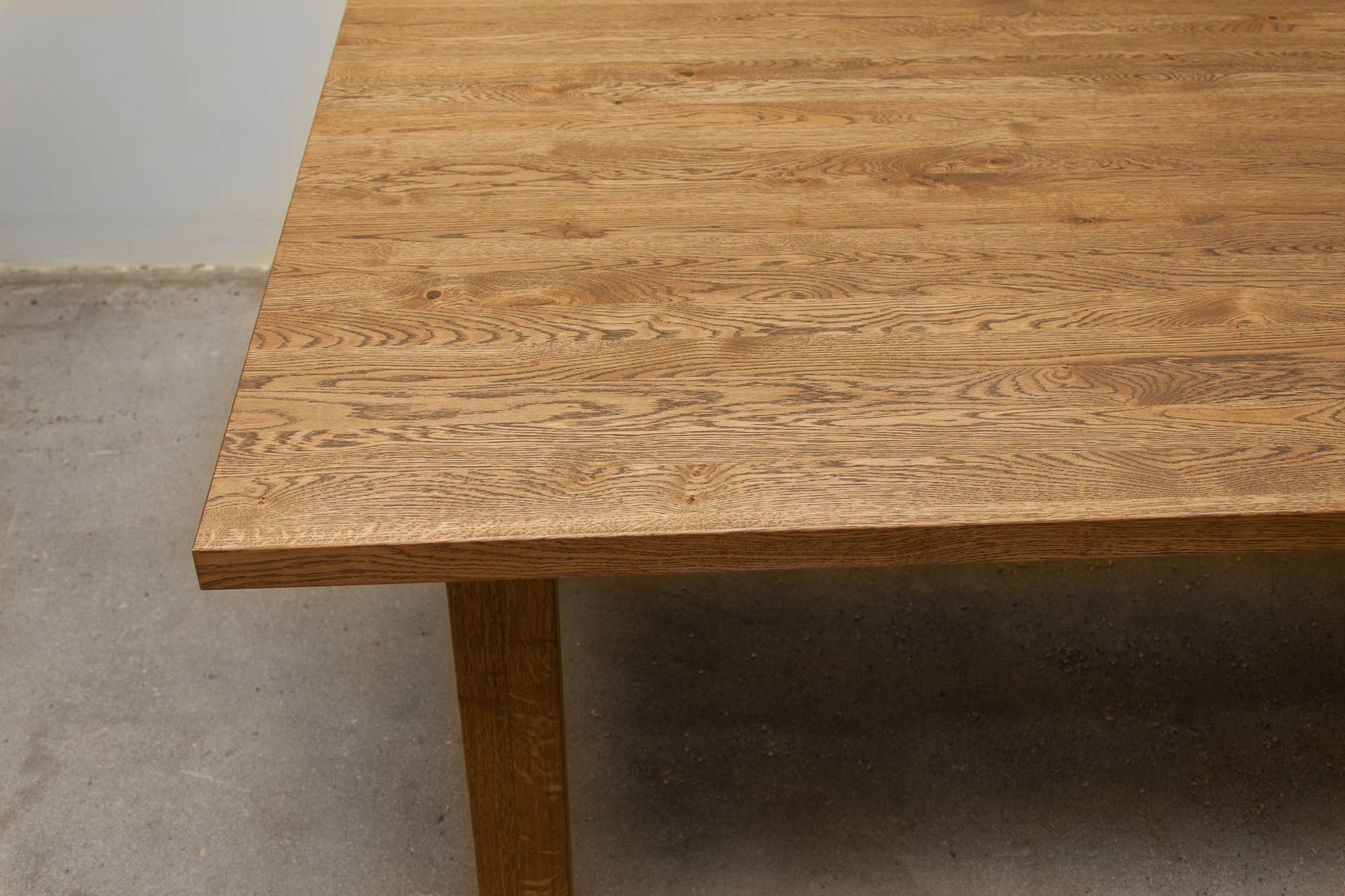 ĄŽUOLINIS STALAS SU MEDINĖMIS KOJOMIS