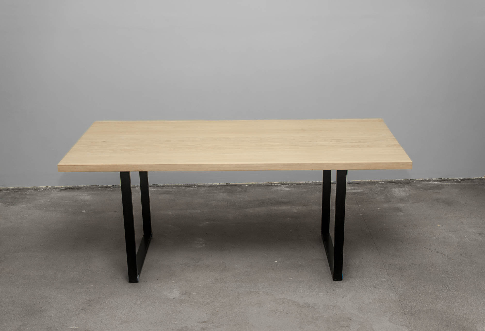 ĄŽUOLINIS STALAS SU METALINĖMIS KOJOMIS