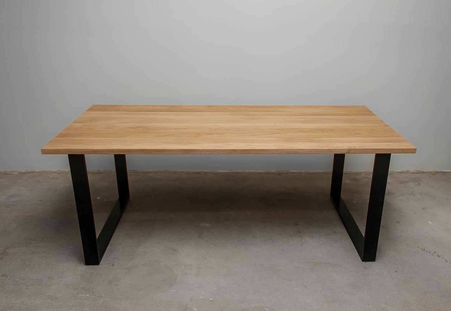 ĄŽUOLINIS STALAS SU METALINĖMIS KOJOMIS