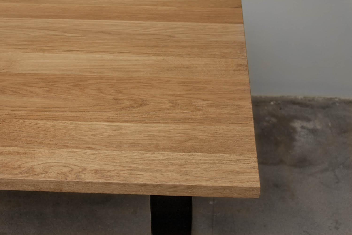 ĄŽUOLINIS STALAS SU METALINĖMIS KOJOMIS