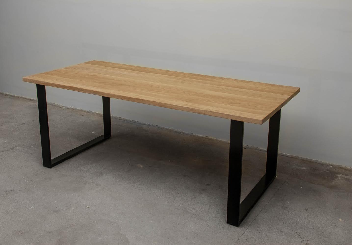 ĄŽUOLINIS STALAS SU METALINĖMIS KOJOMIS