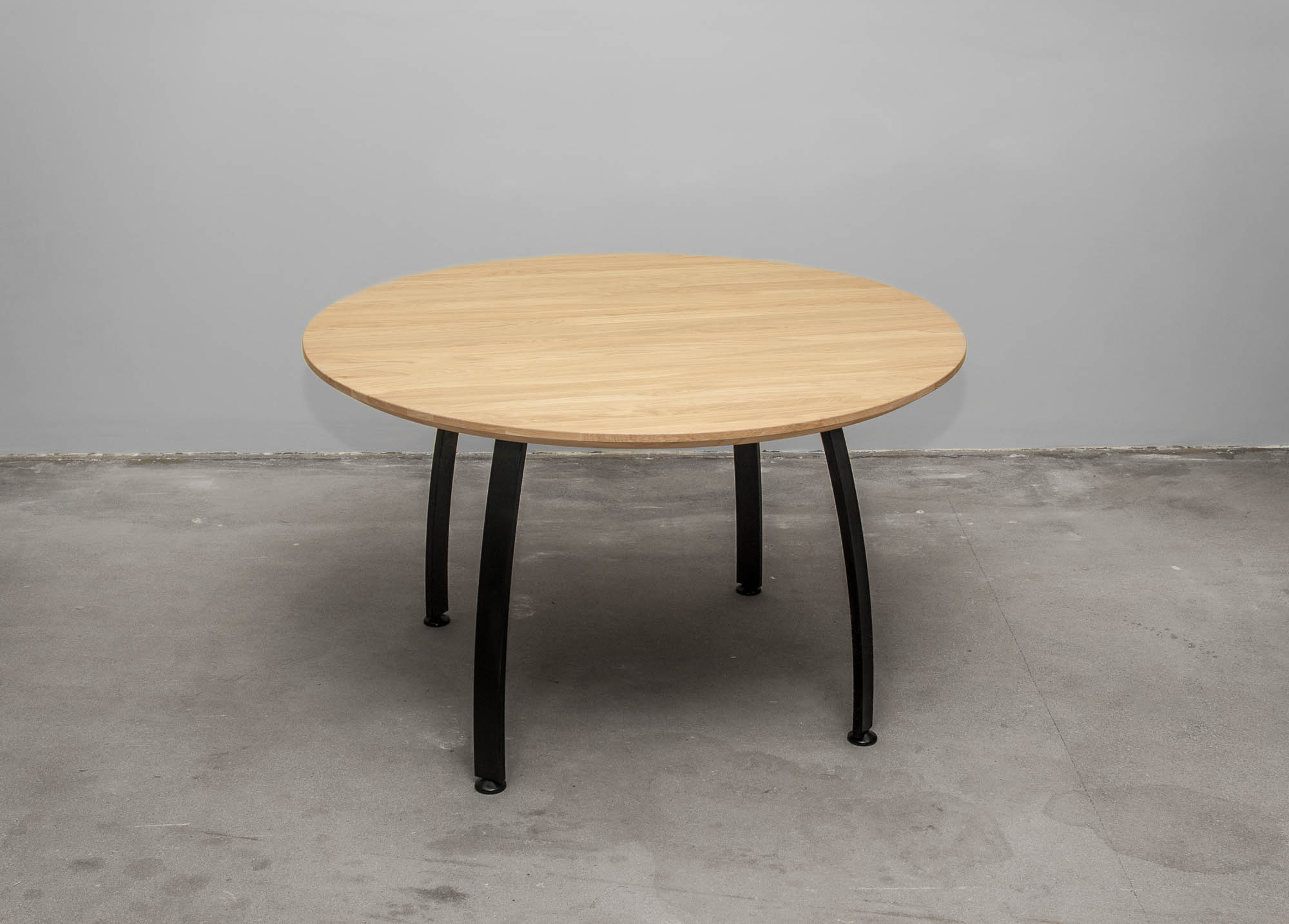 APVALUS STALAS SU METALINĖMIS KOJOMIS