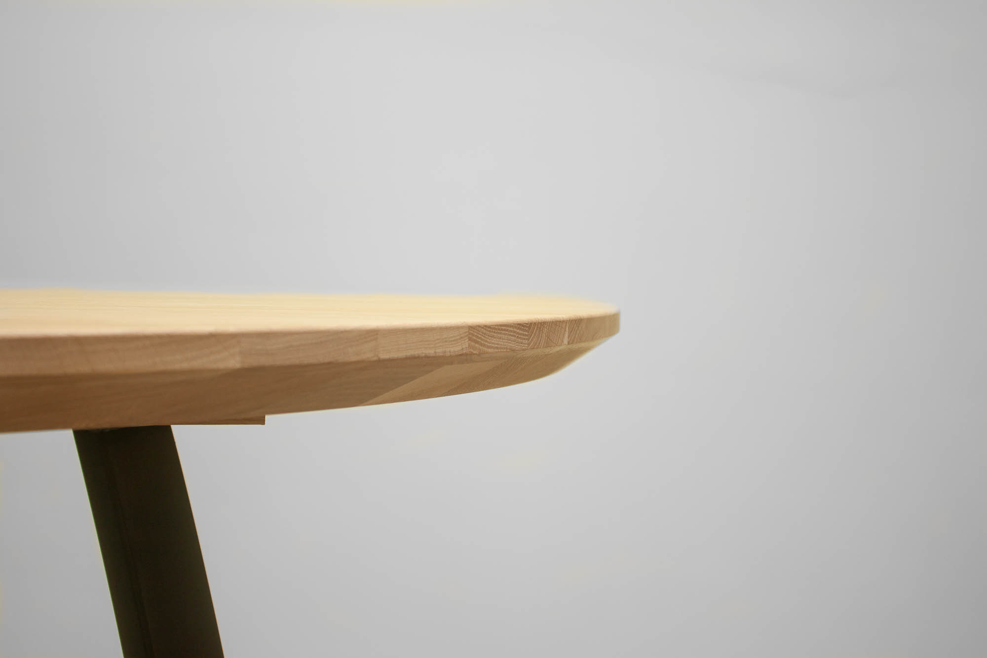 APVALUS STALAS SU METALINĖMIS KOJOMIS