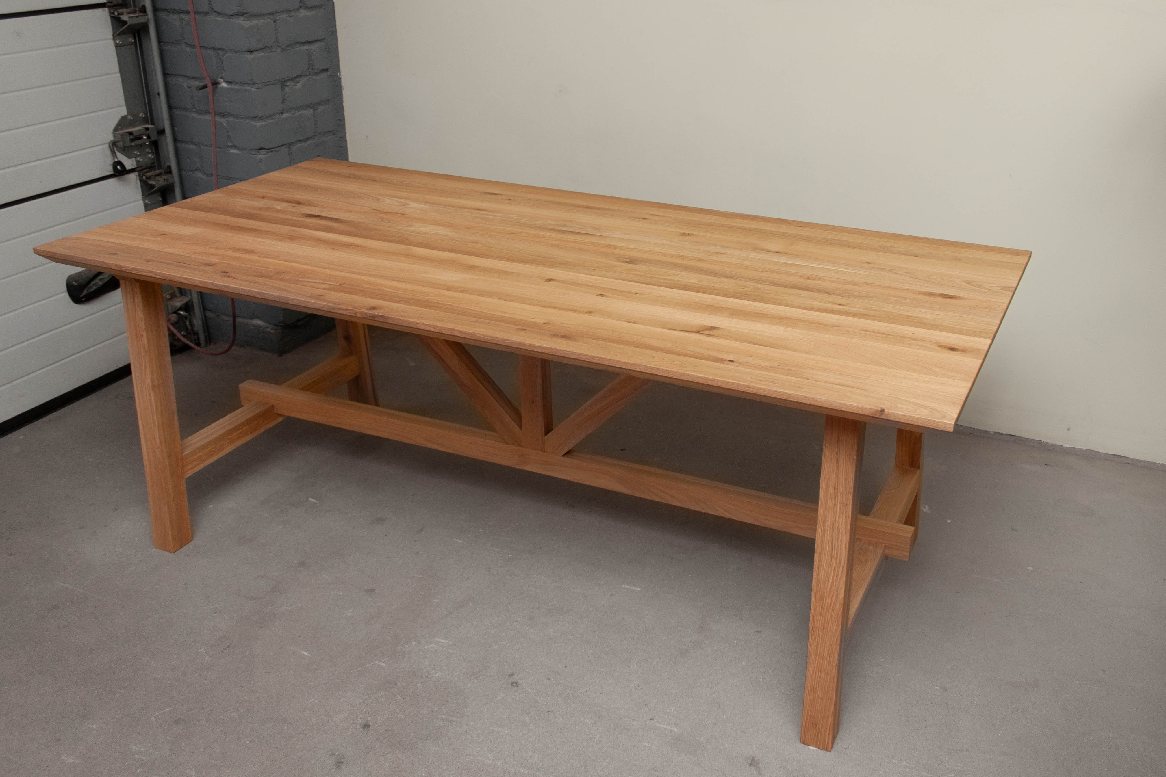 ĄŽUOLO MASYVO STALAS