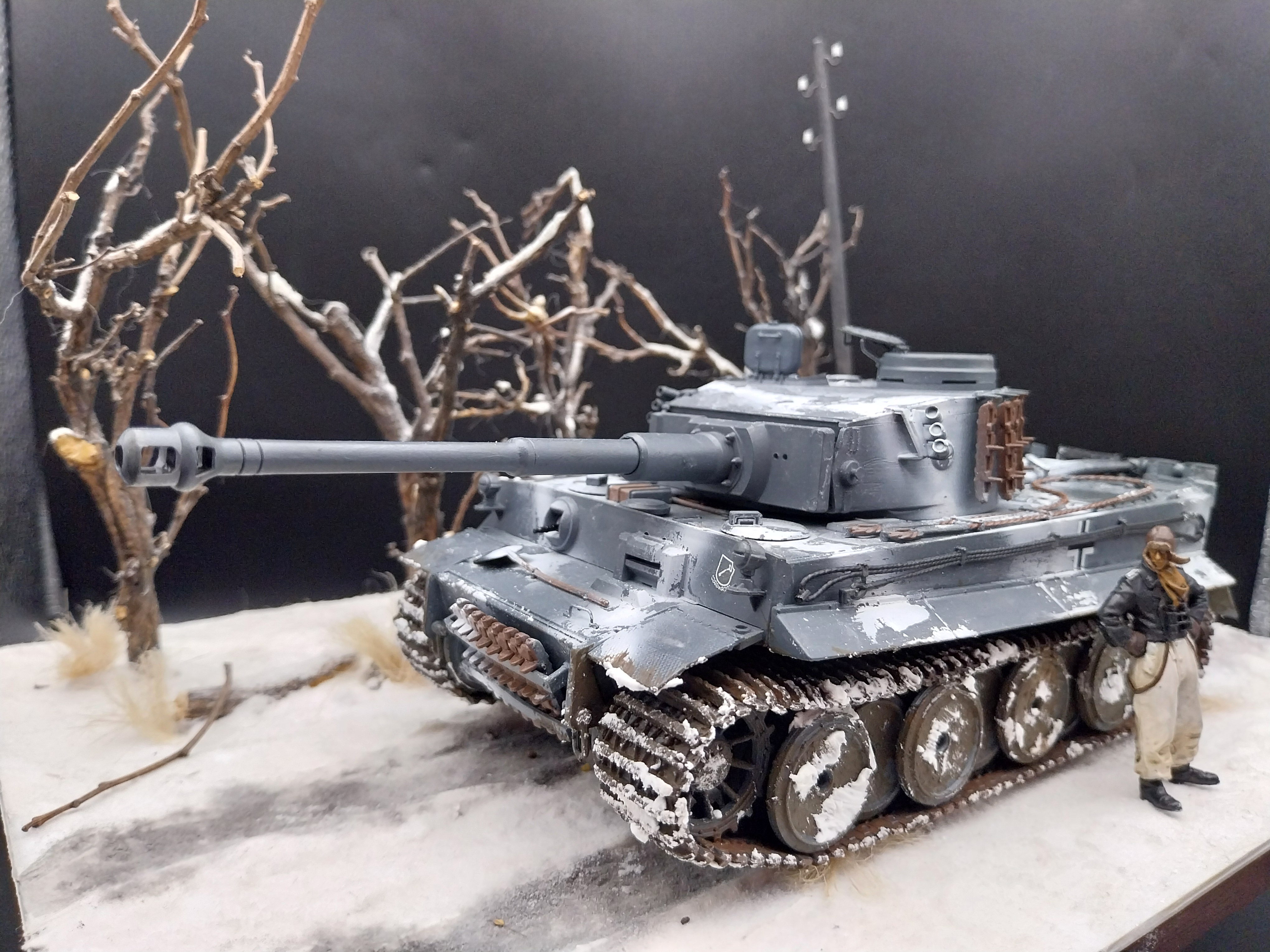 Italeri 0286 Tiger I Ausf. E/H 1, 1:35 Built & Painted German heavy tank with winter camo