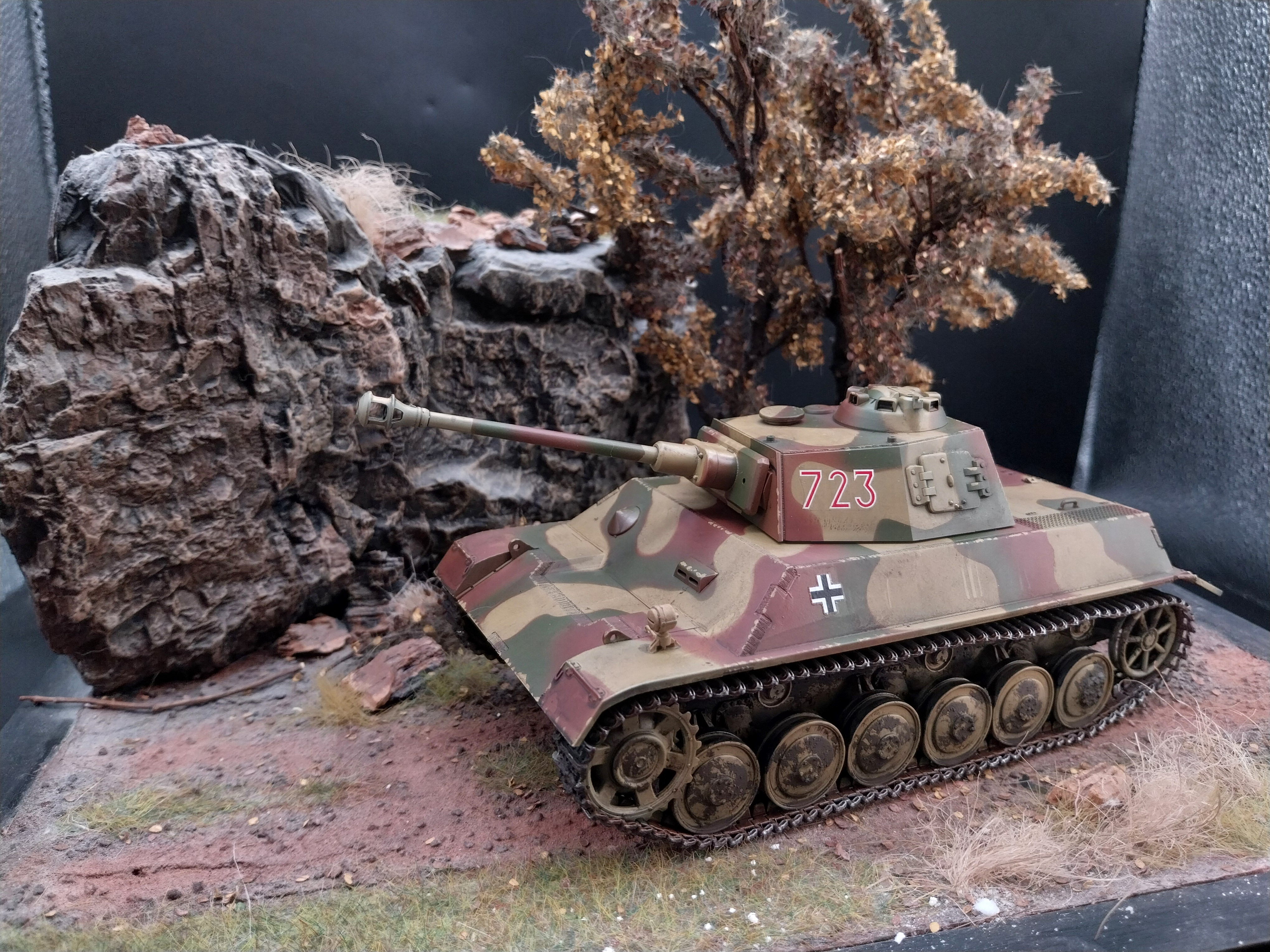 (Pre-Order) Hobby Boss 80150 German tank Pz. Kpfw. III/IV auf Einheitsfahrgestell built and painted