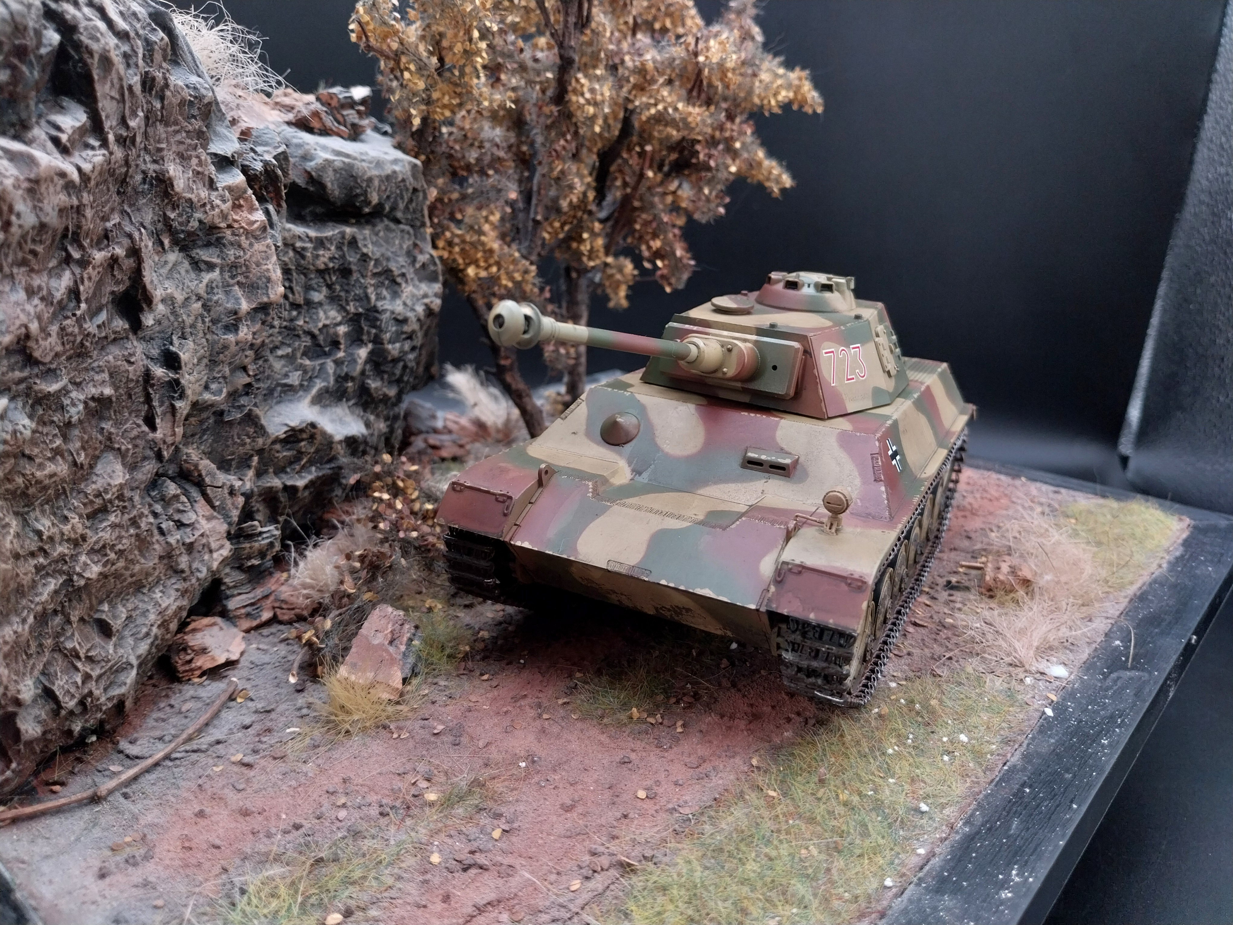 (Pre-Order) Hobby Boss 80150 German tank Pz. Kpfw. III/IV auf Einheitsfahrgestell built and painted