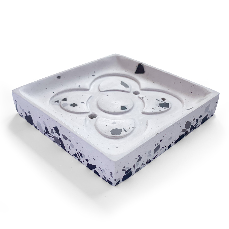 Panot blanco con grises