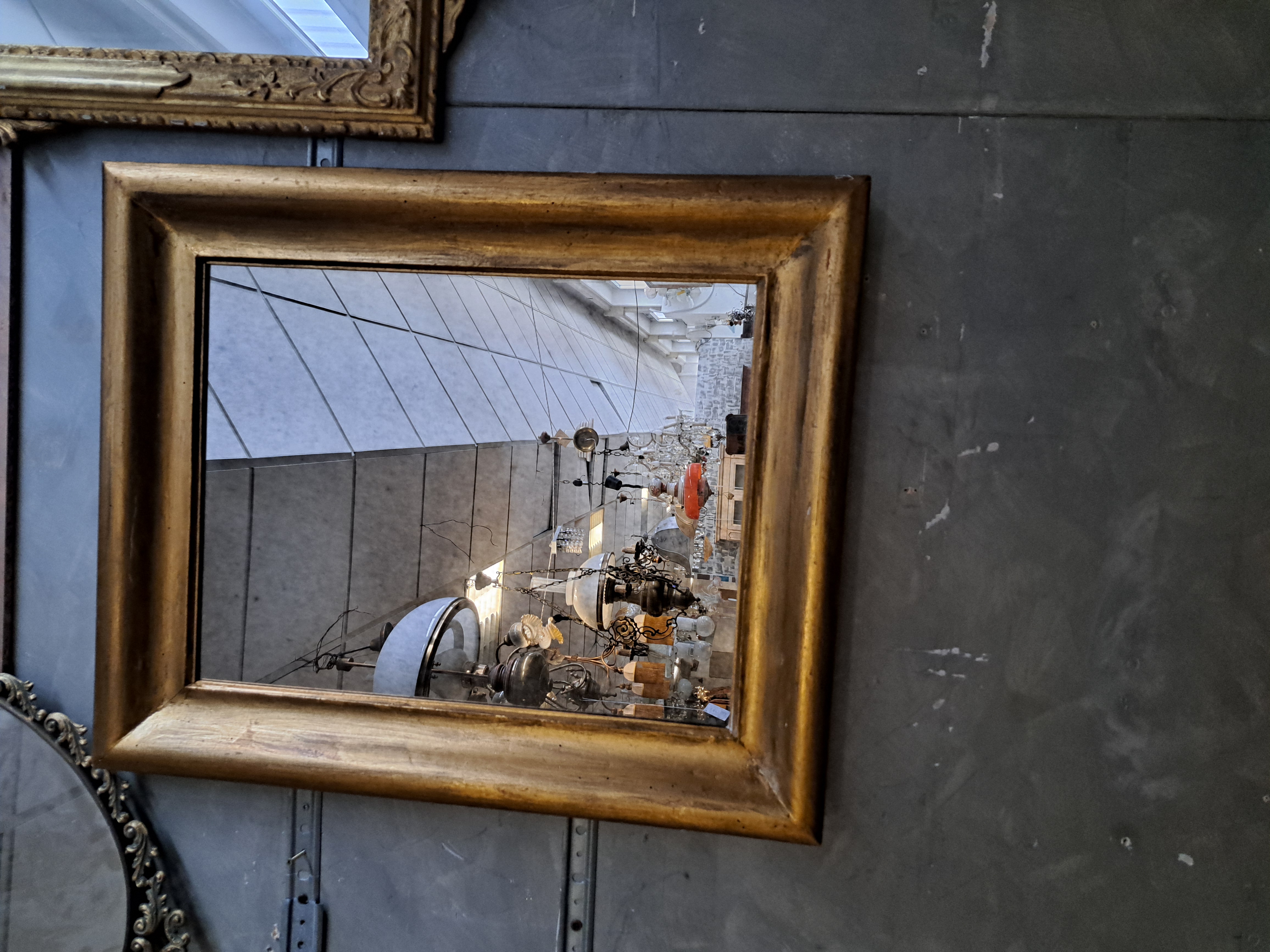 Specchio con cornice dorata