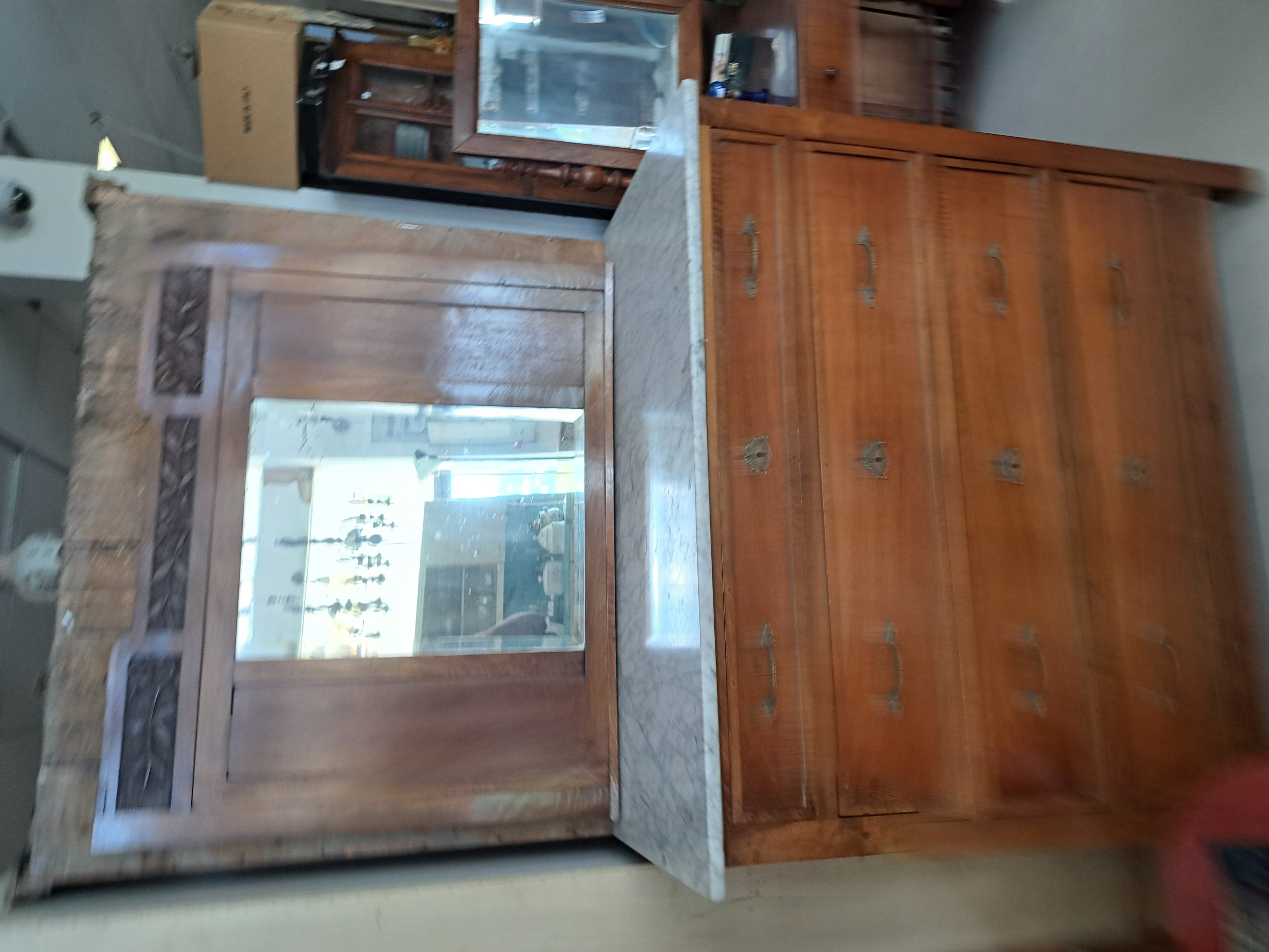 Mobiletto antico in legno con specchio