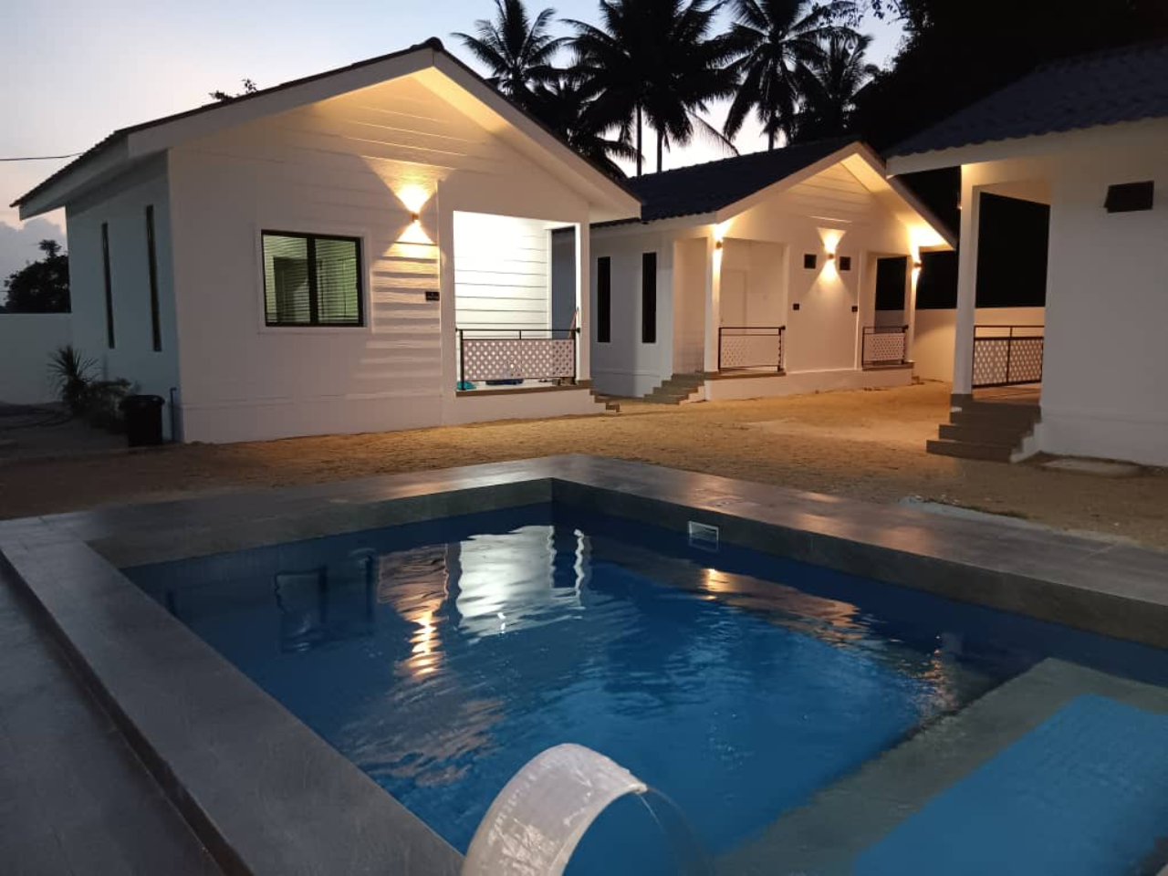 Modern Vacation 2 Bedroom Cottage with Swimming Pool (Type C)