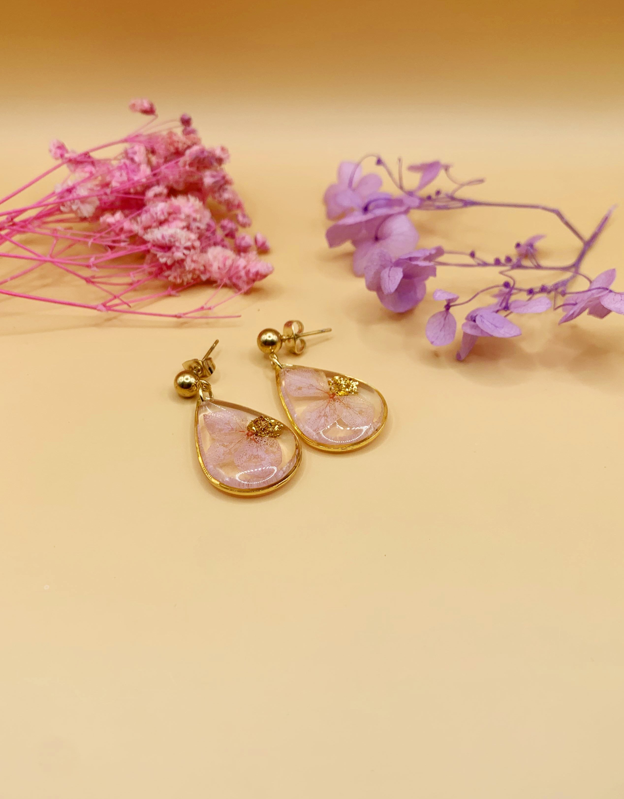 Aretes con flor rosa y copos de oro