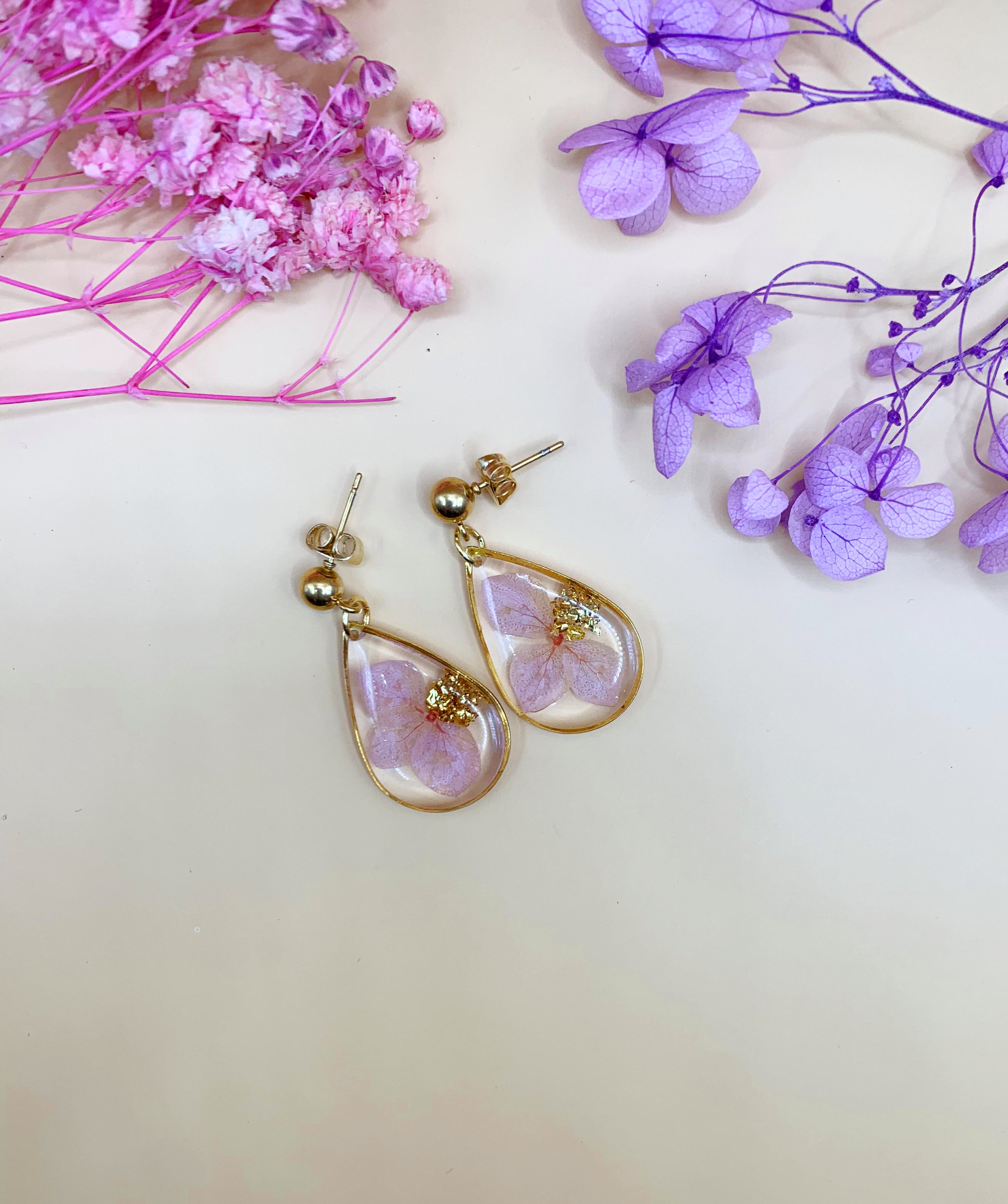 Aretes con flor rosa y copos de oro