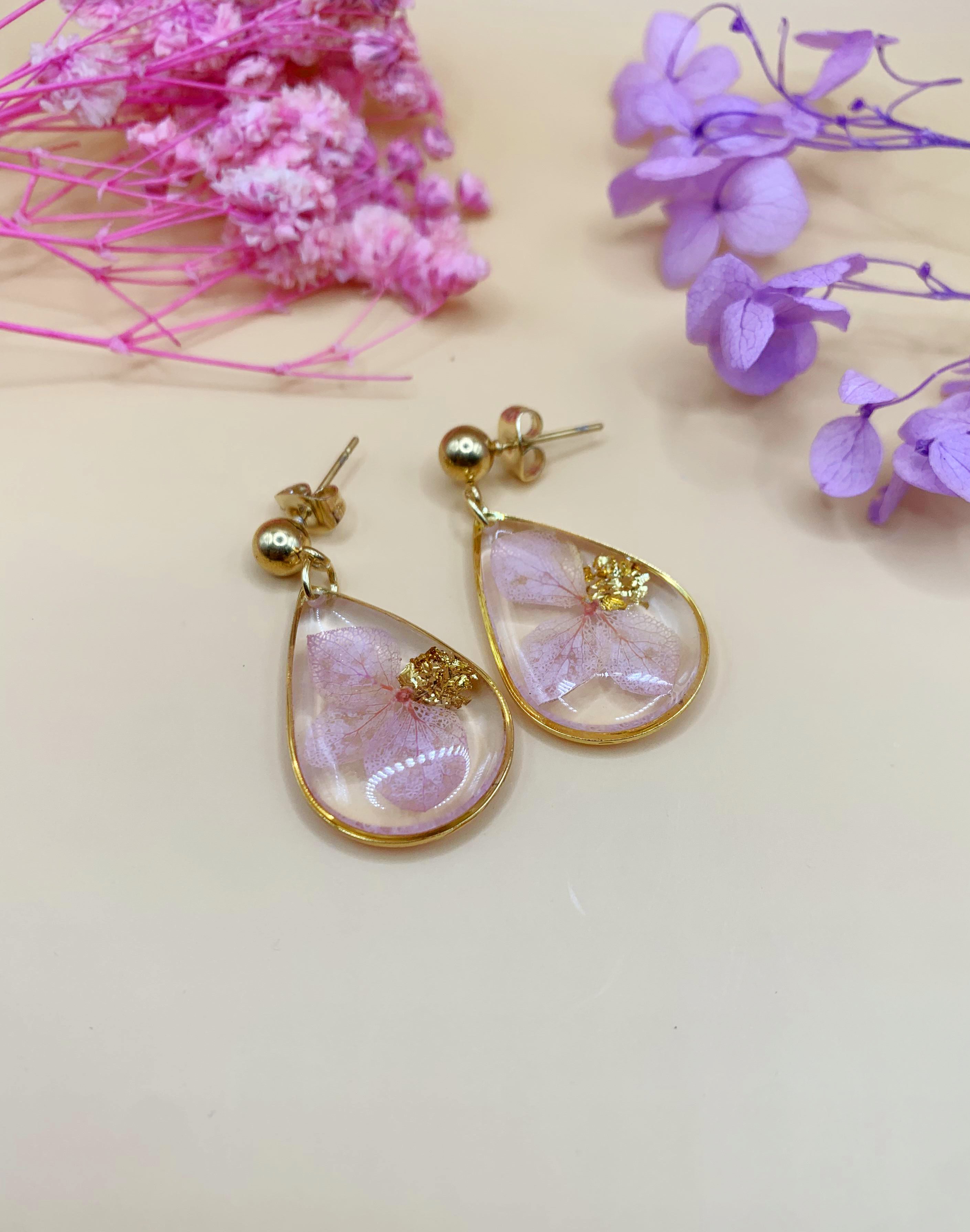 Aretes con flor rosa y copos de oro