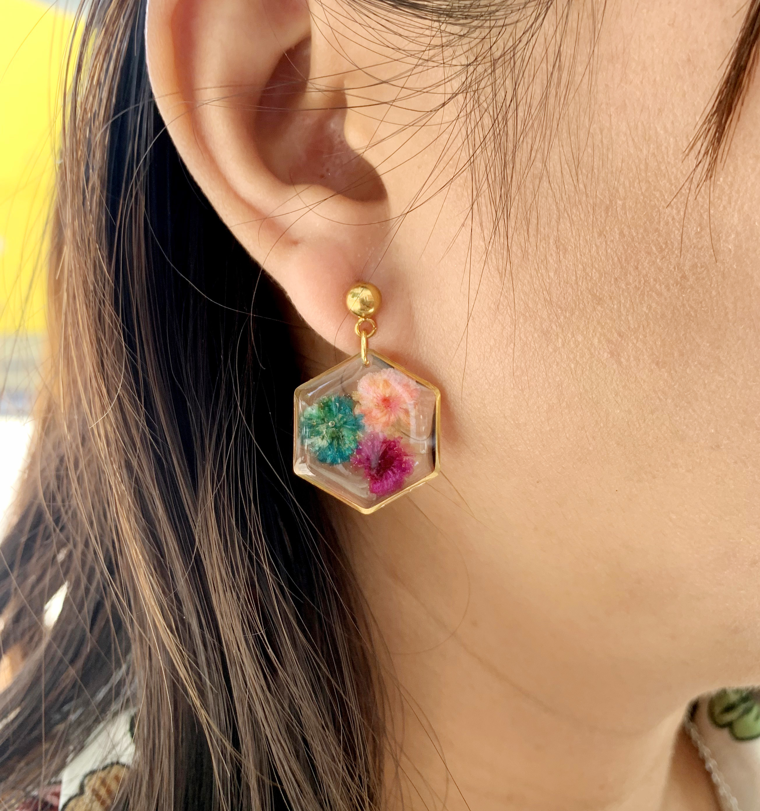 Aretes de flores de tres colores