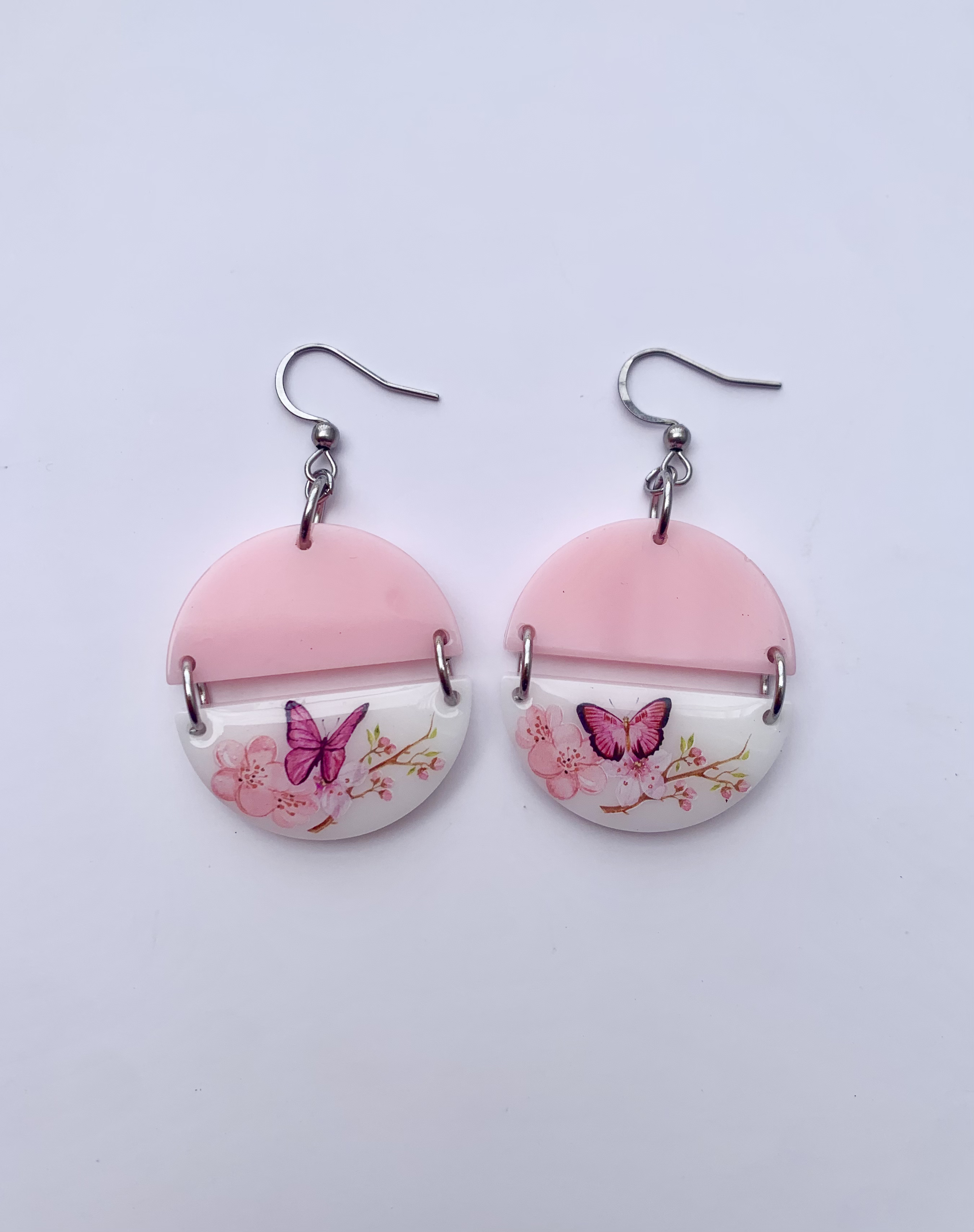 Lindos y elegantes aretes rosas con decoración de flores