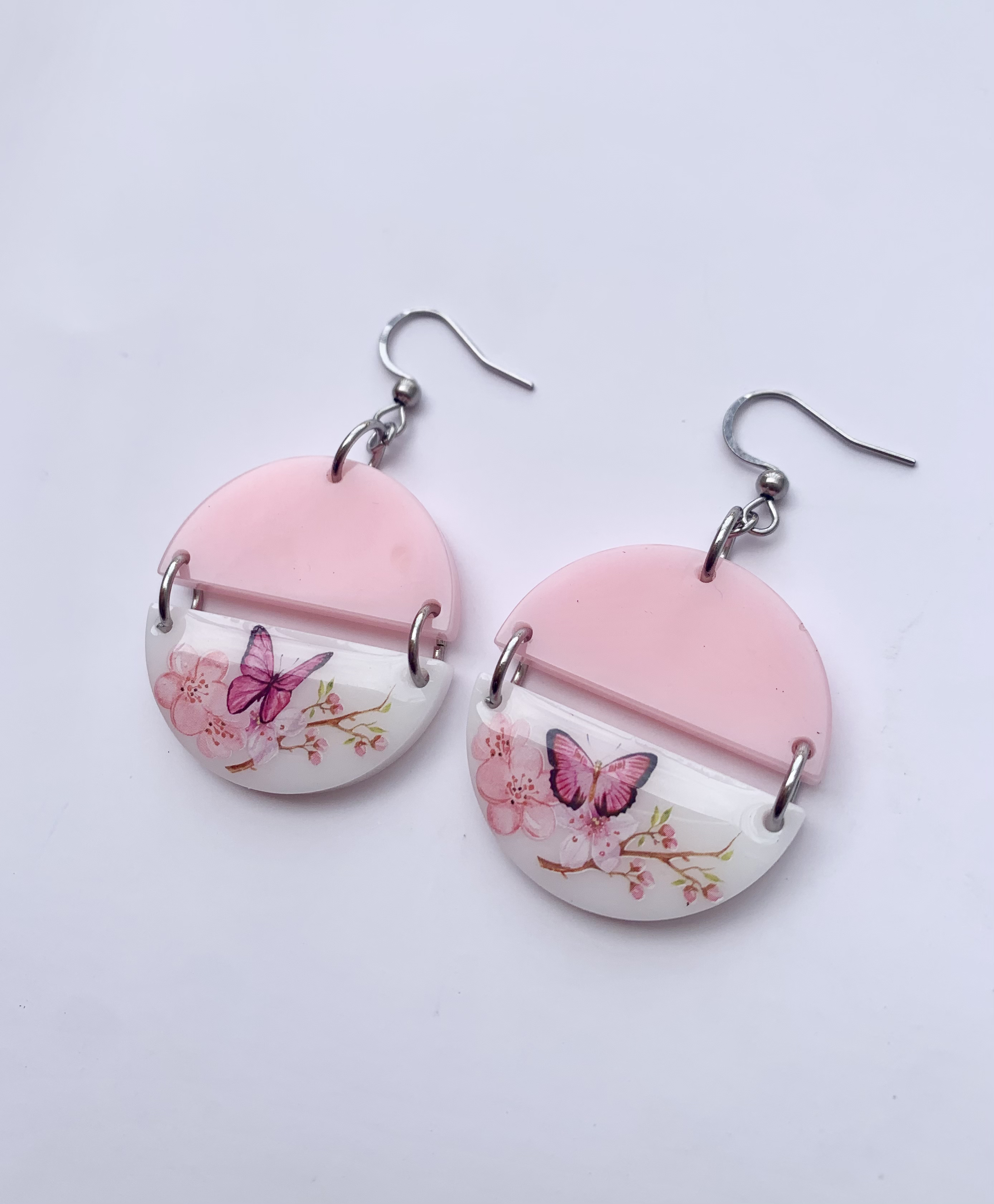 Lindos y elegantes aretes rosas con decoración de flores