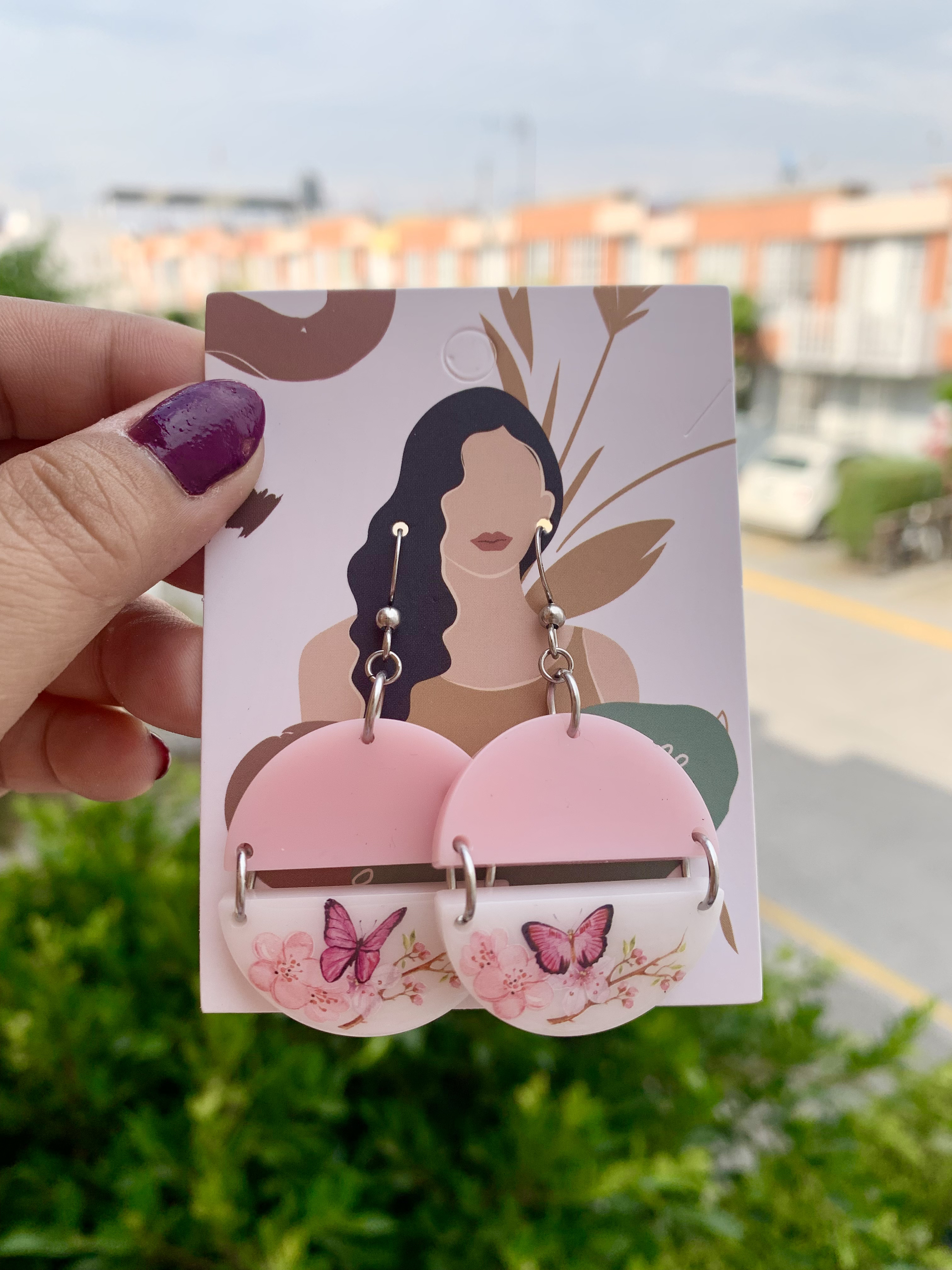 Lindos y elegantes aretes rosas con decoración de flores