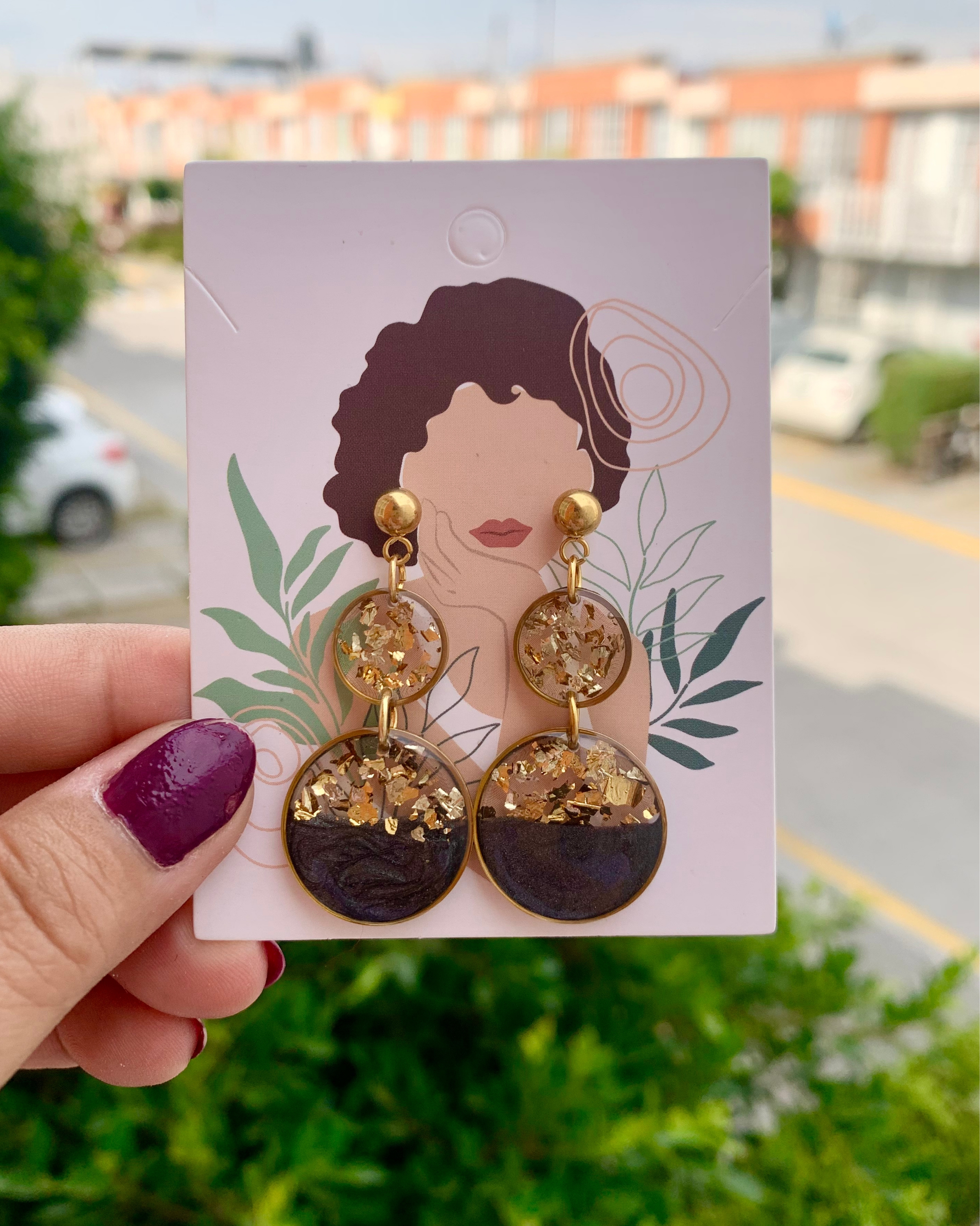 Una lujosa combinación de negro intenso, copos dorados brillantes y un elegante diseño de doble gota