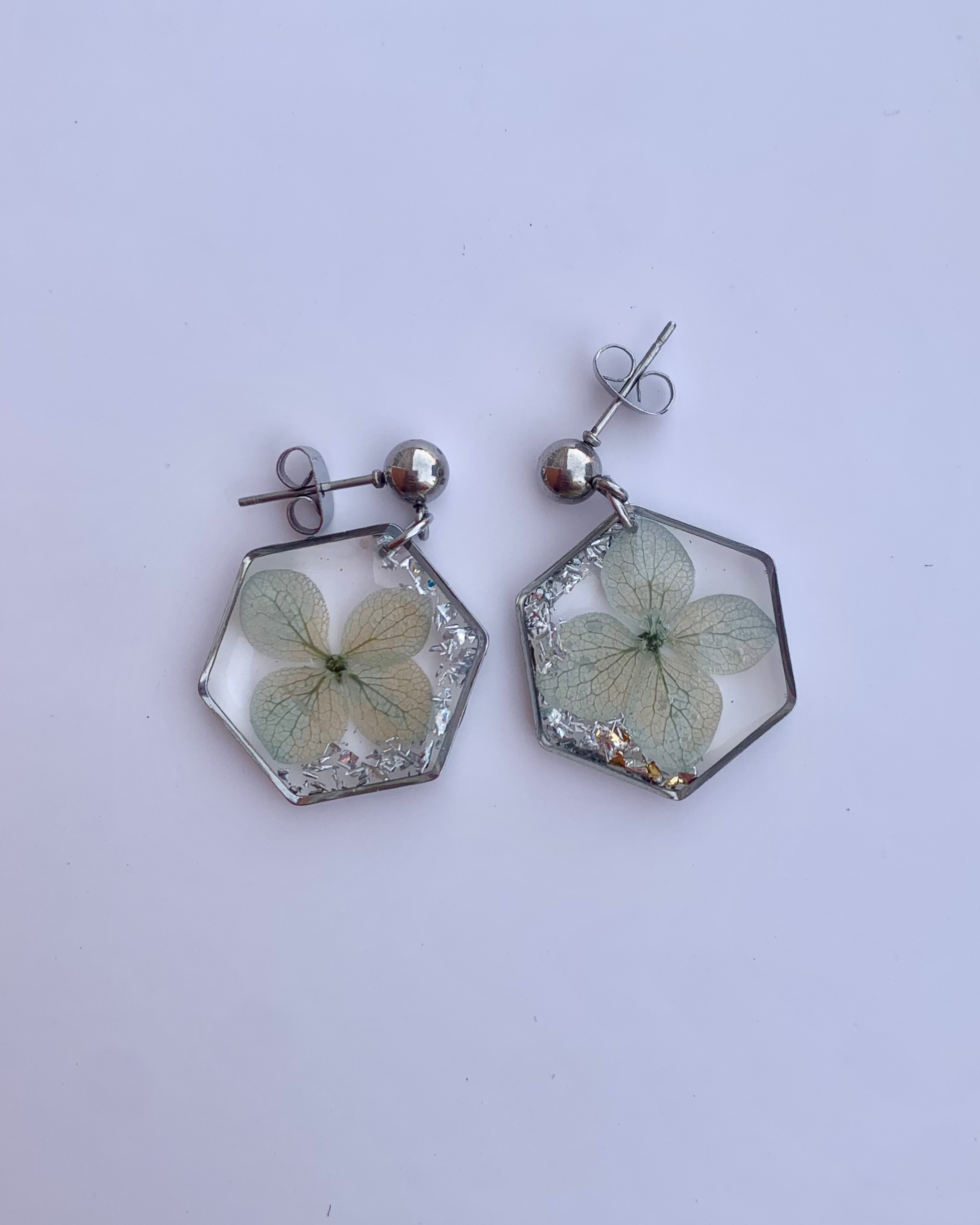 Aretes con flores reales y delicadas escamas de plata