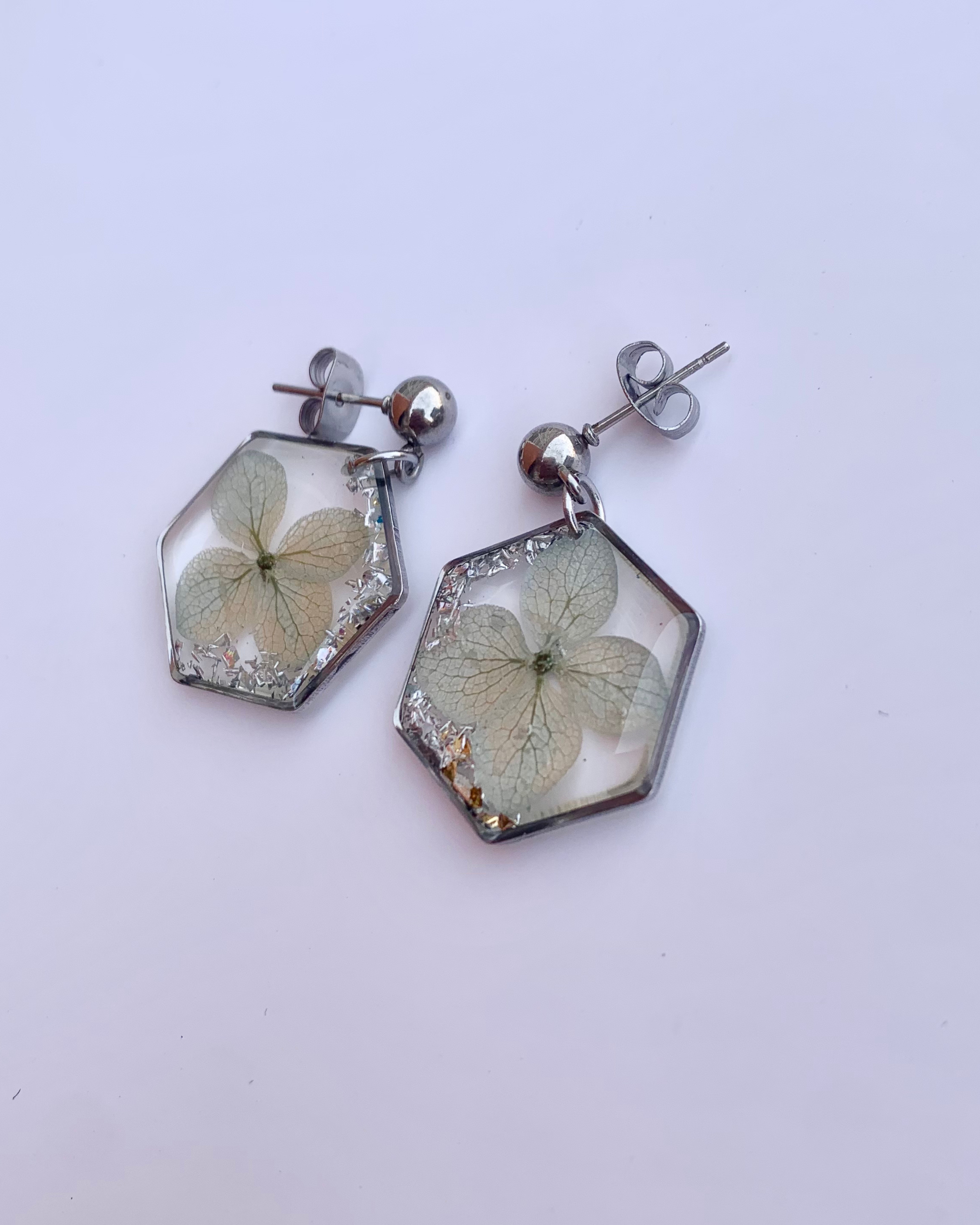 Aretes con flores reales y delicadas escamas de plata