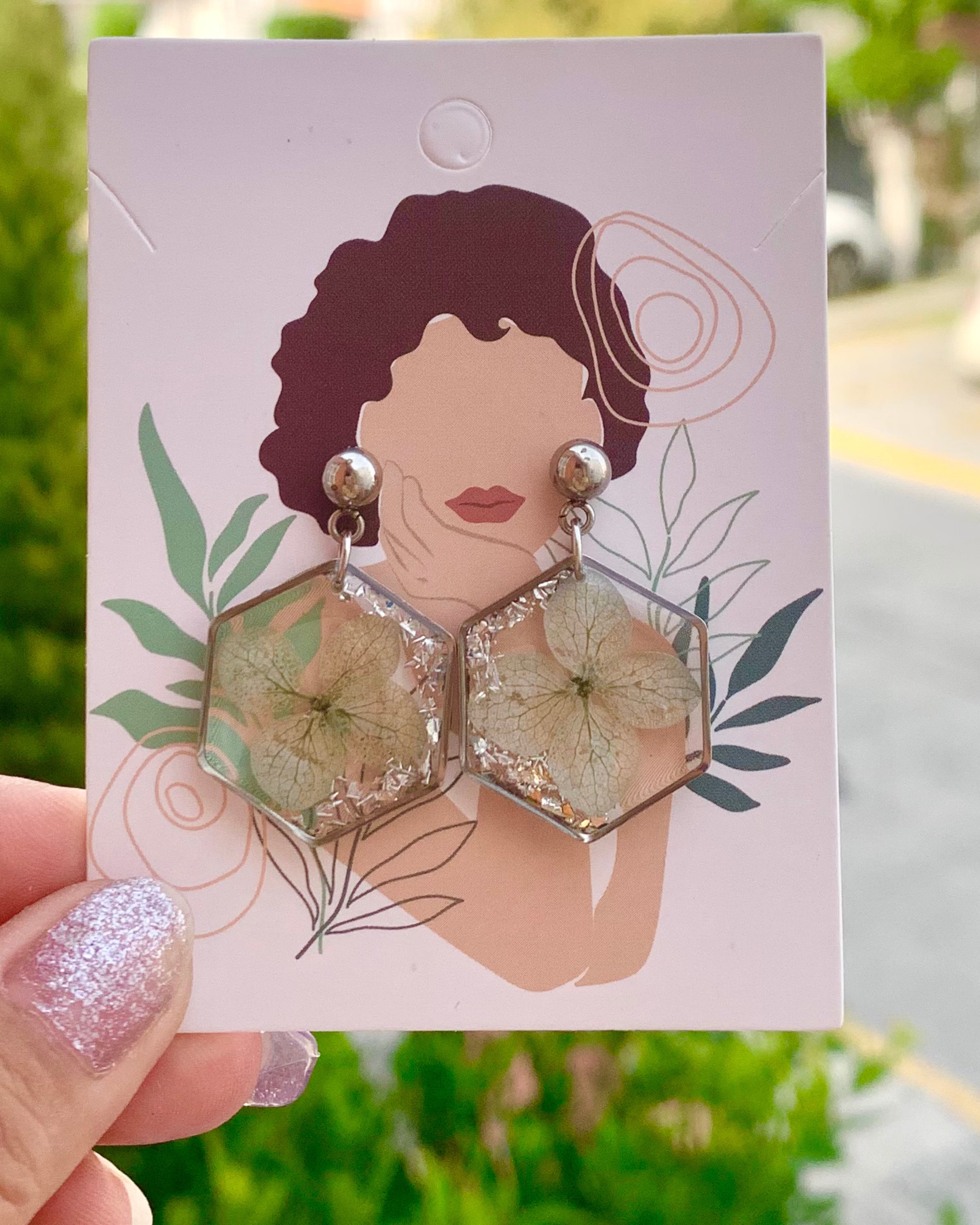 Aretes con flores reales y delicadas escamas de plata