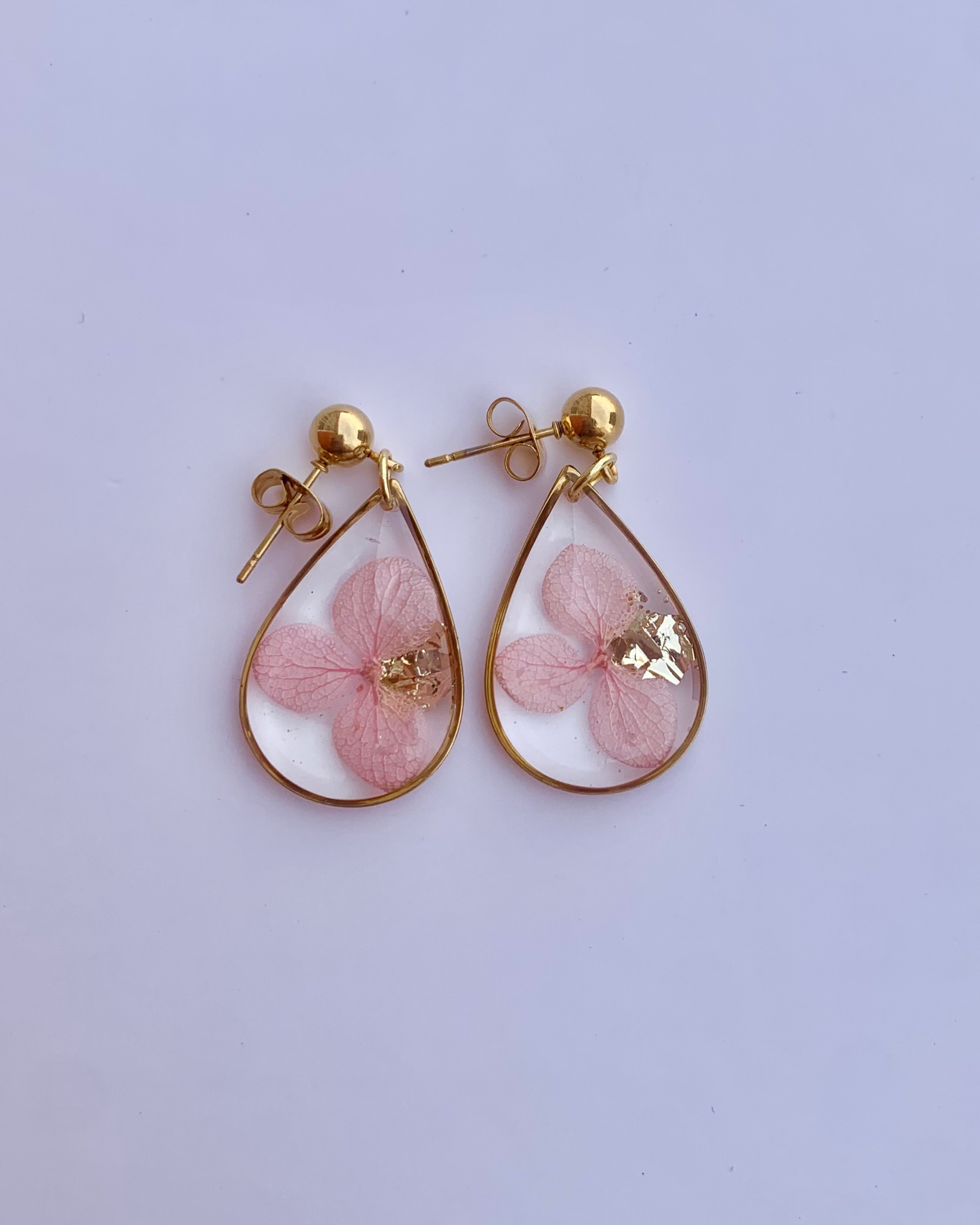 Aretes con flor rosa y copos de oro