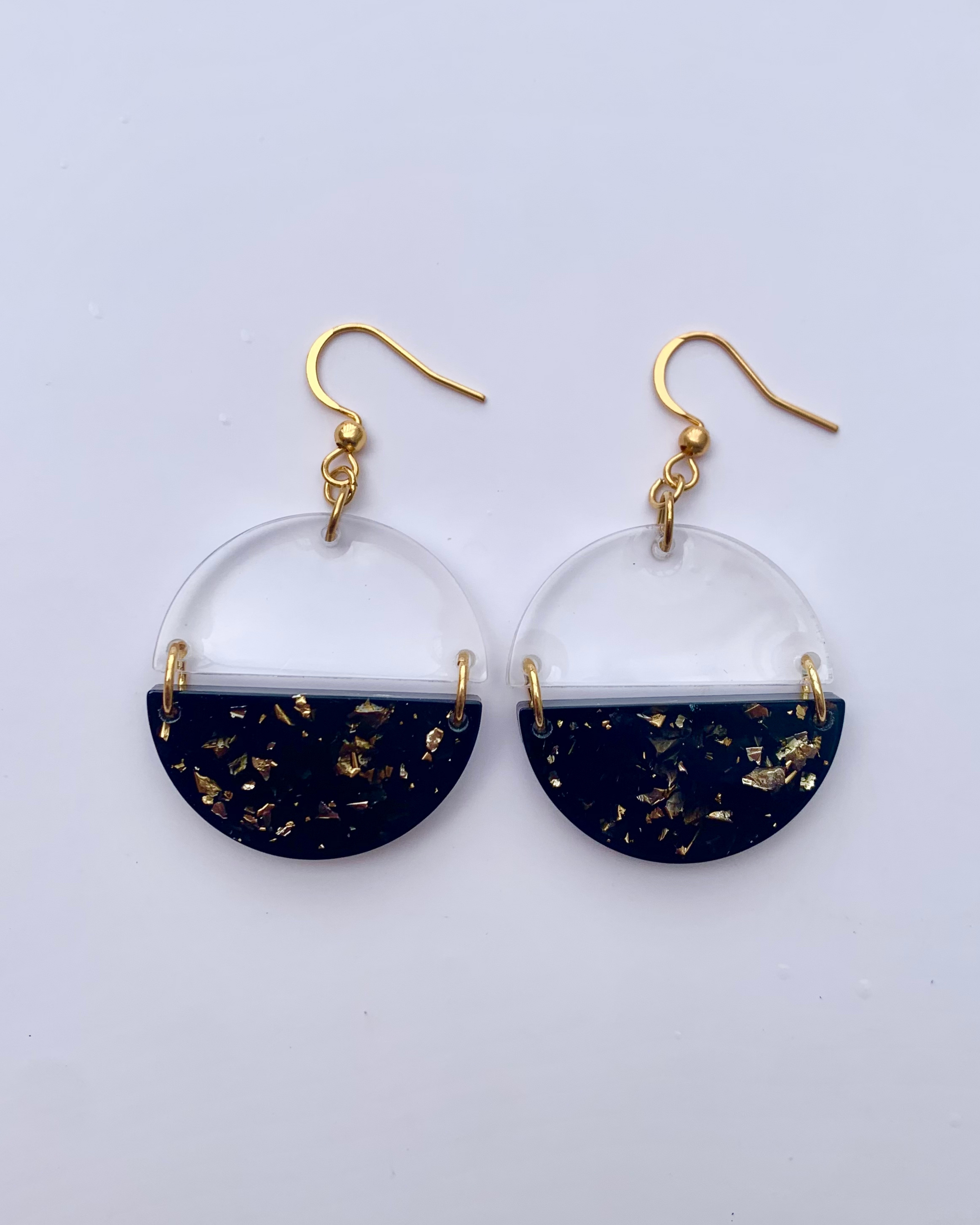 Combinación de escamas negras y doradas y resina transparente