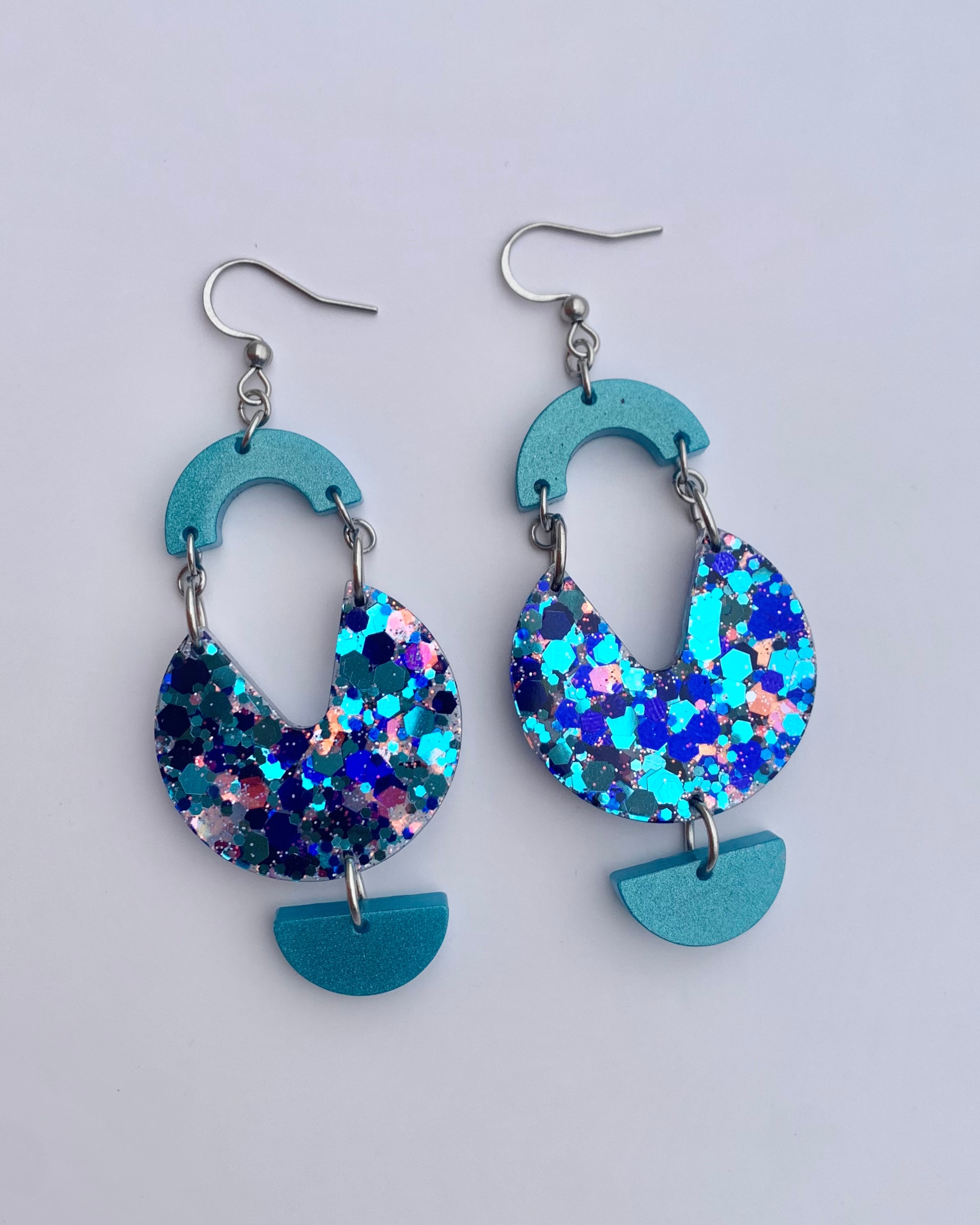 Pendientes de colores brillantes