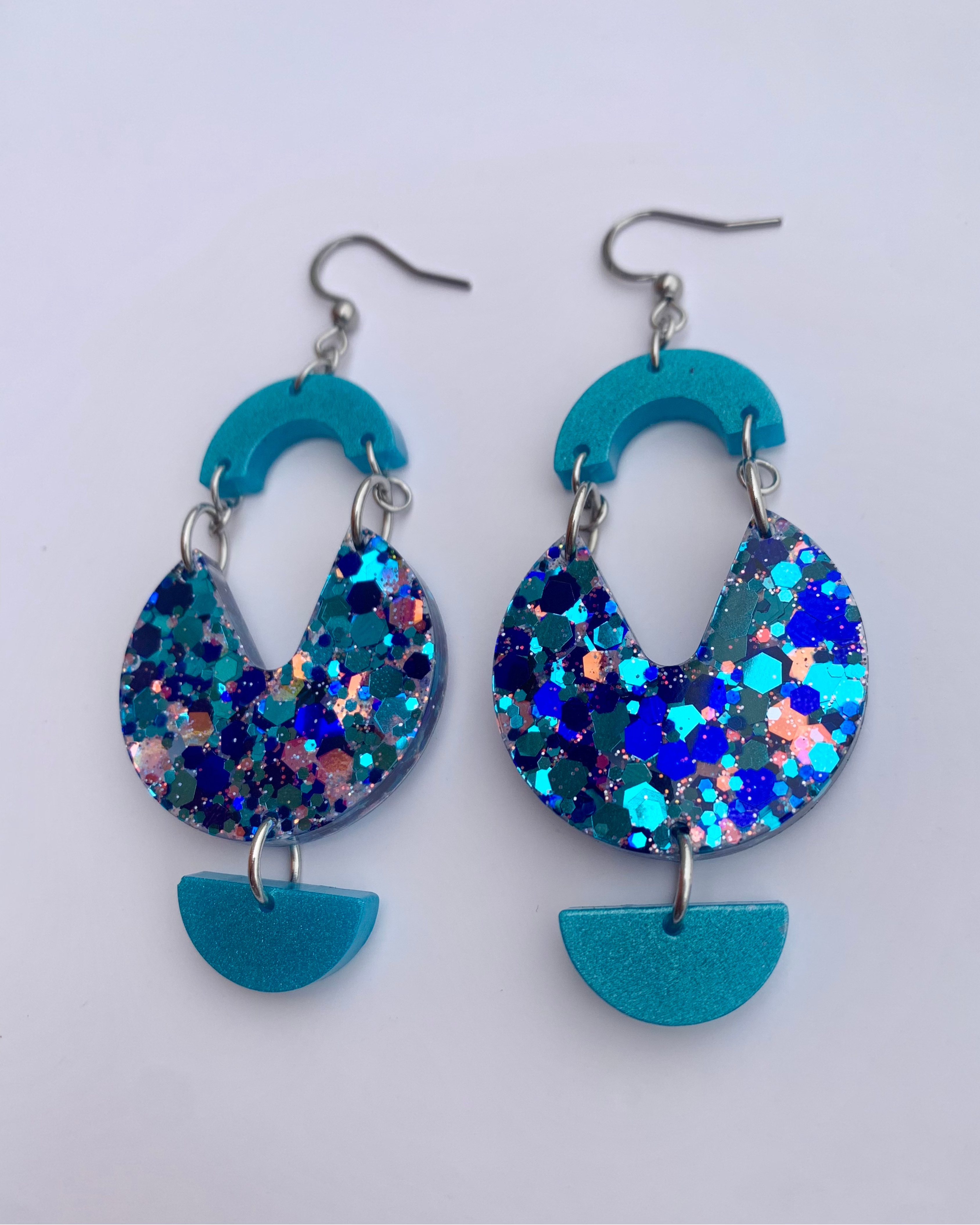 Pendientes de colores brillantes