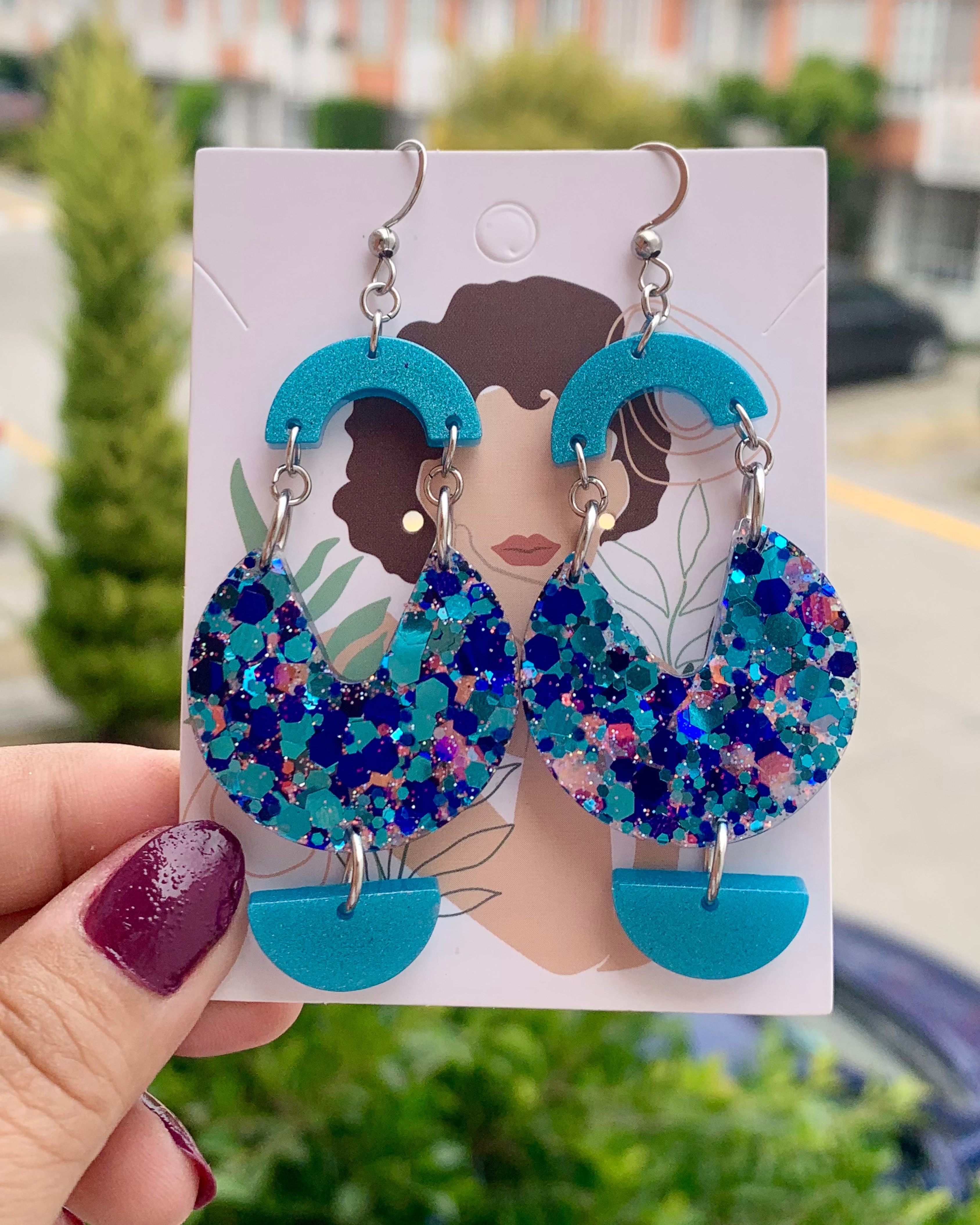 Pendientes de colores brillantes