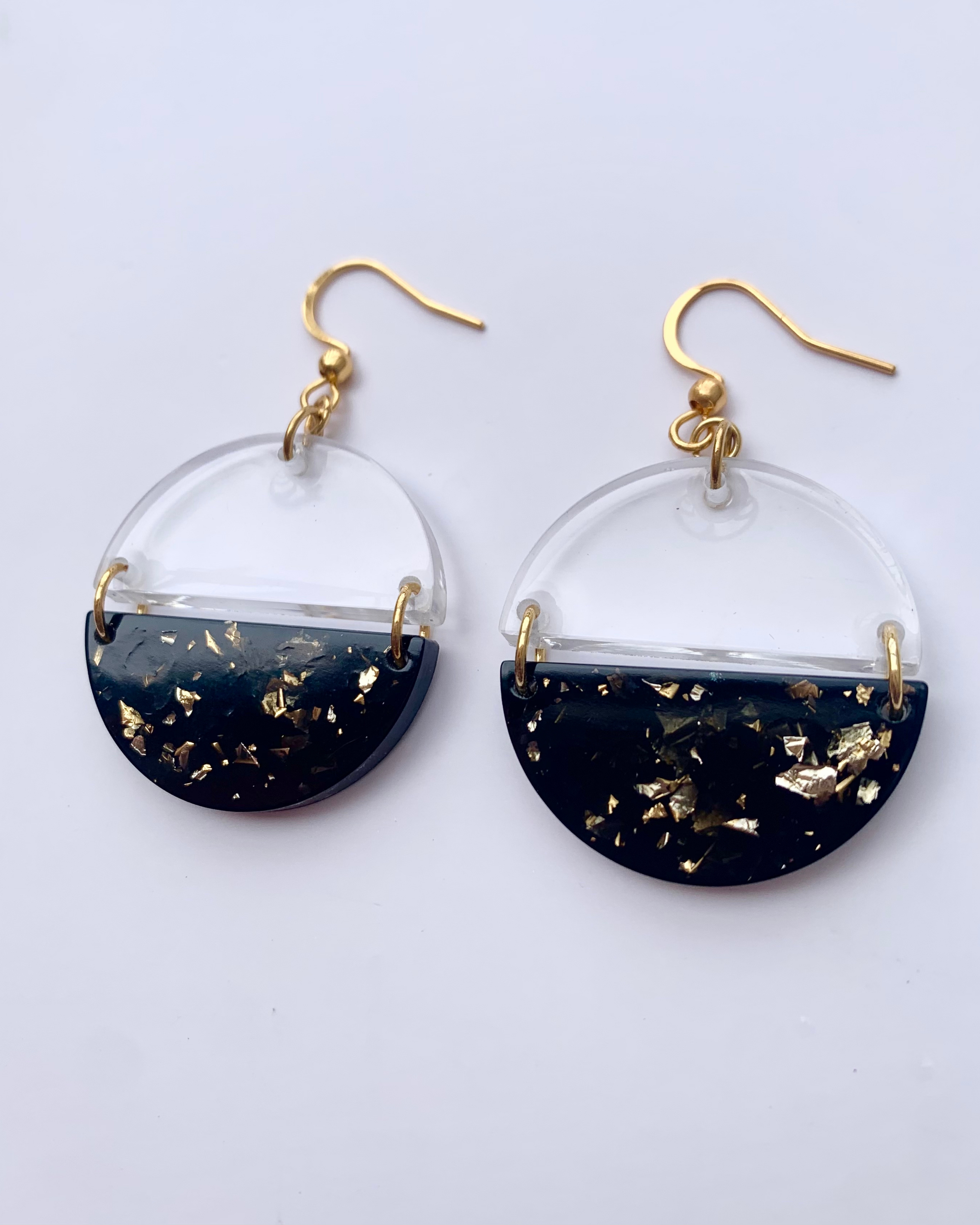 Combinación de escamas negras y doradas y resina transparente