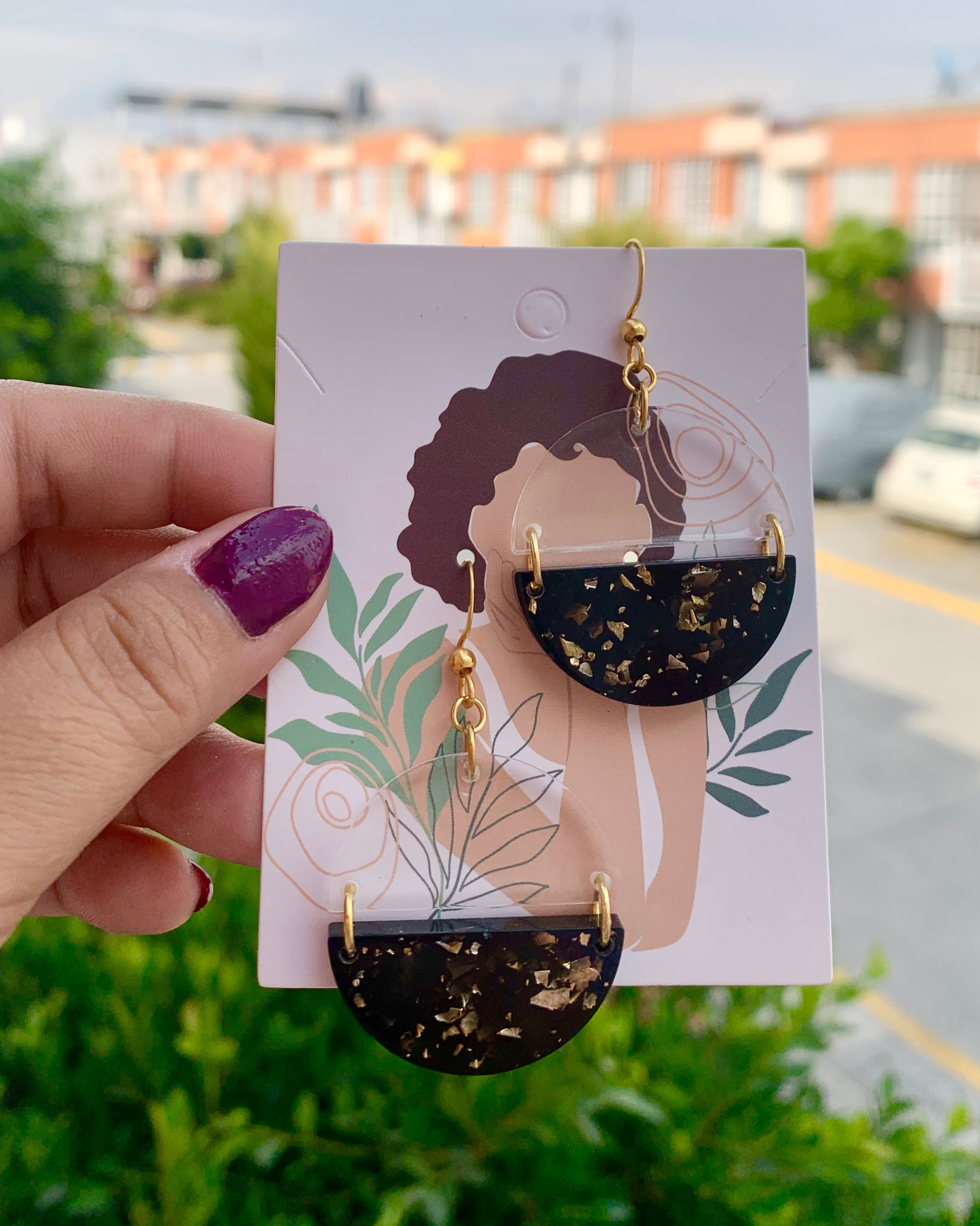 Combinación de escamas negras y doradas y resina transparente