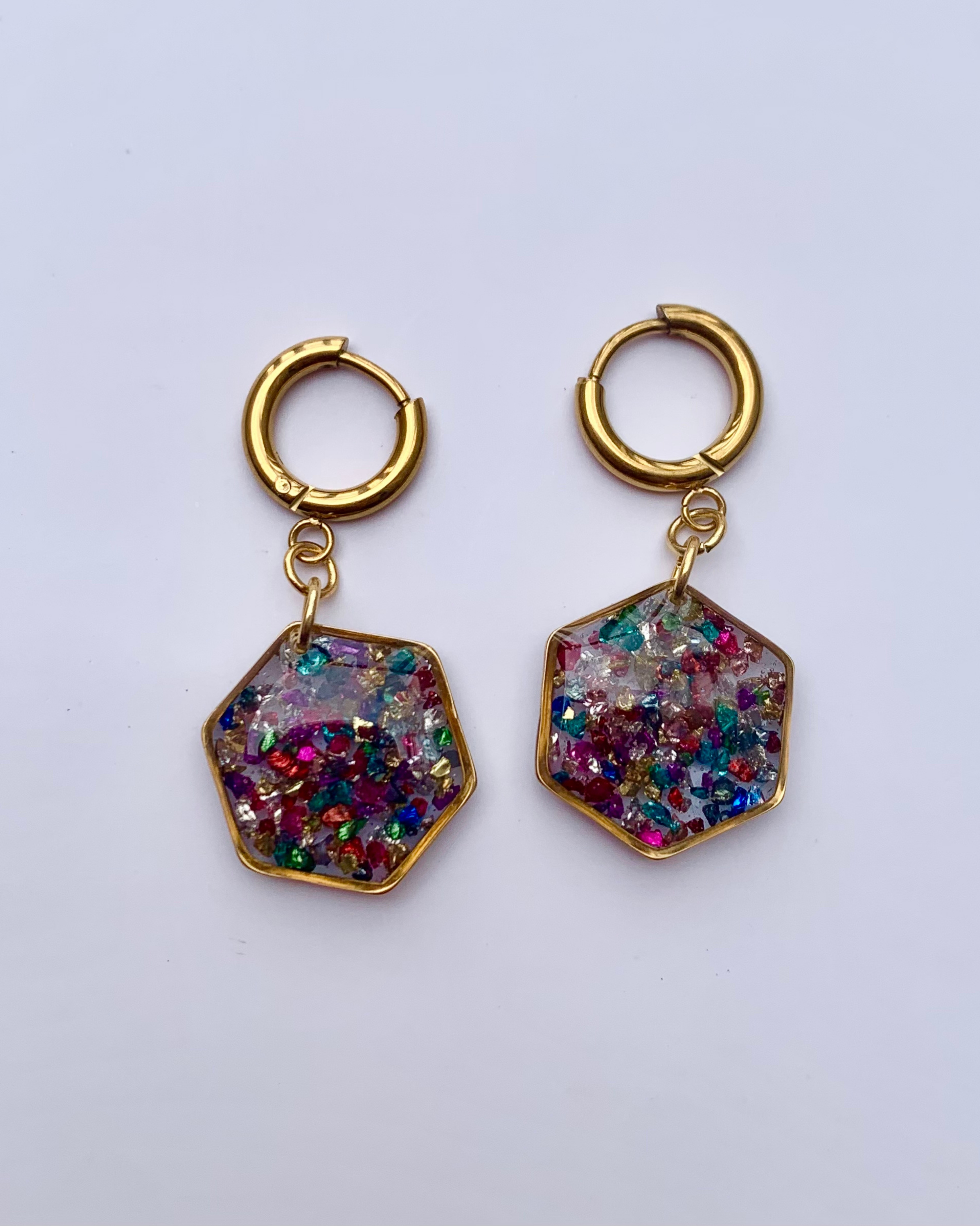 Pendientes hexagonales con piedras de colores