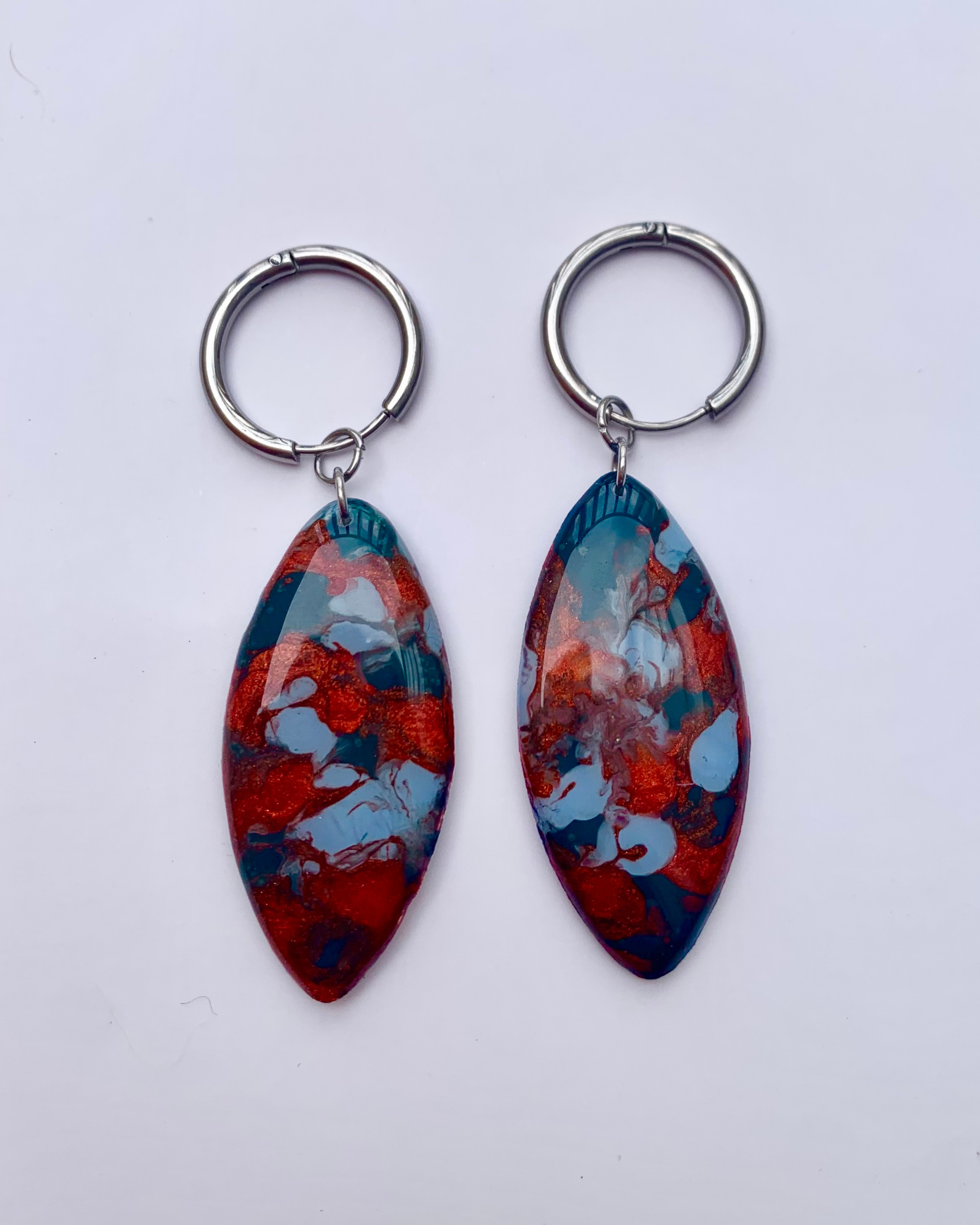 Pendientes artesanales dibujado a mano y gancho desmontable