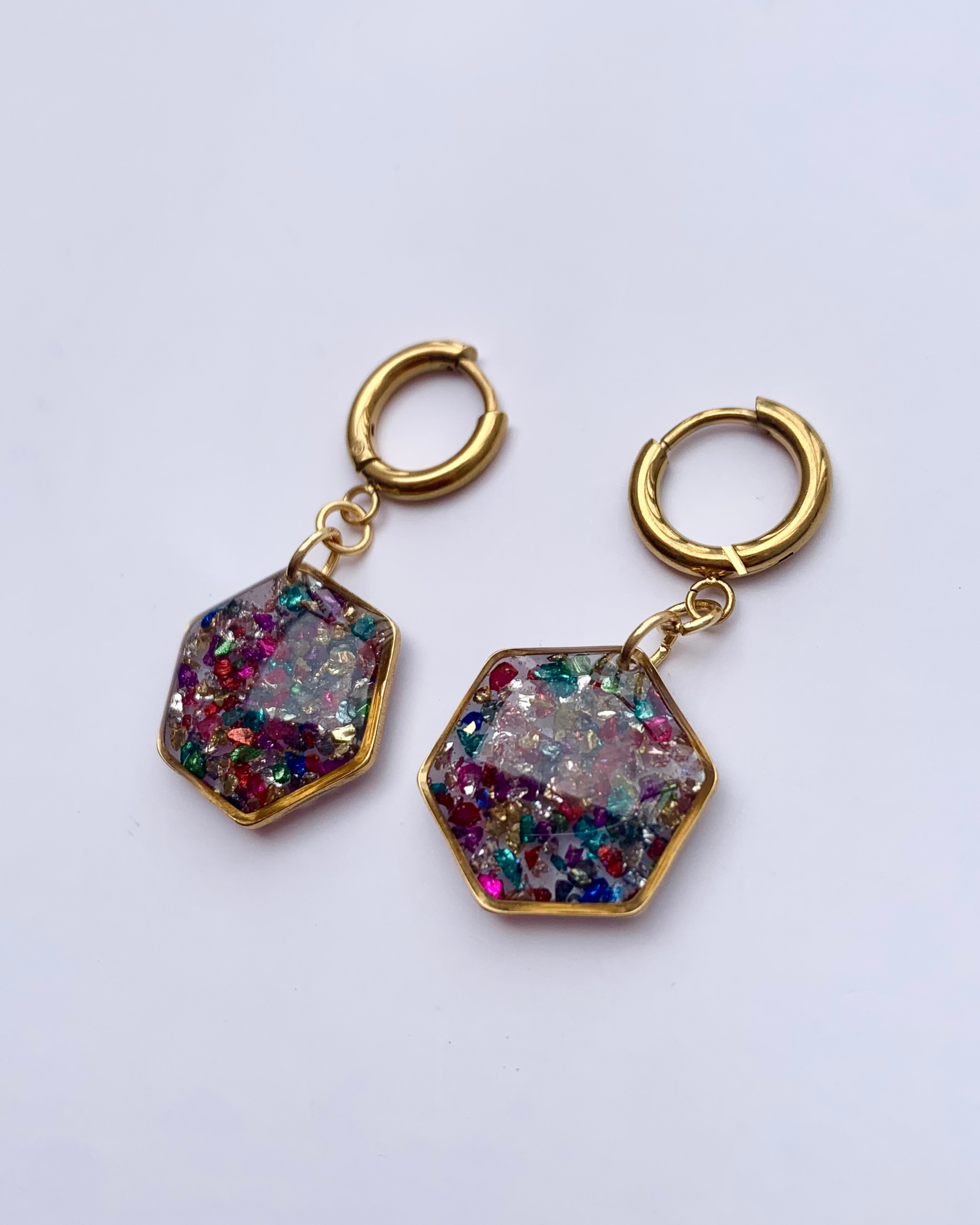 Pendientes hexagonales con piedras de colores