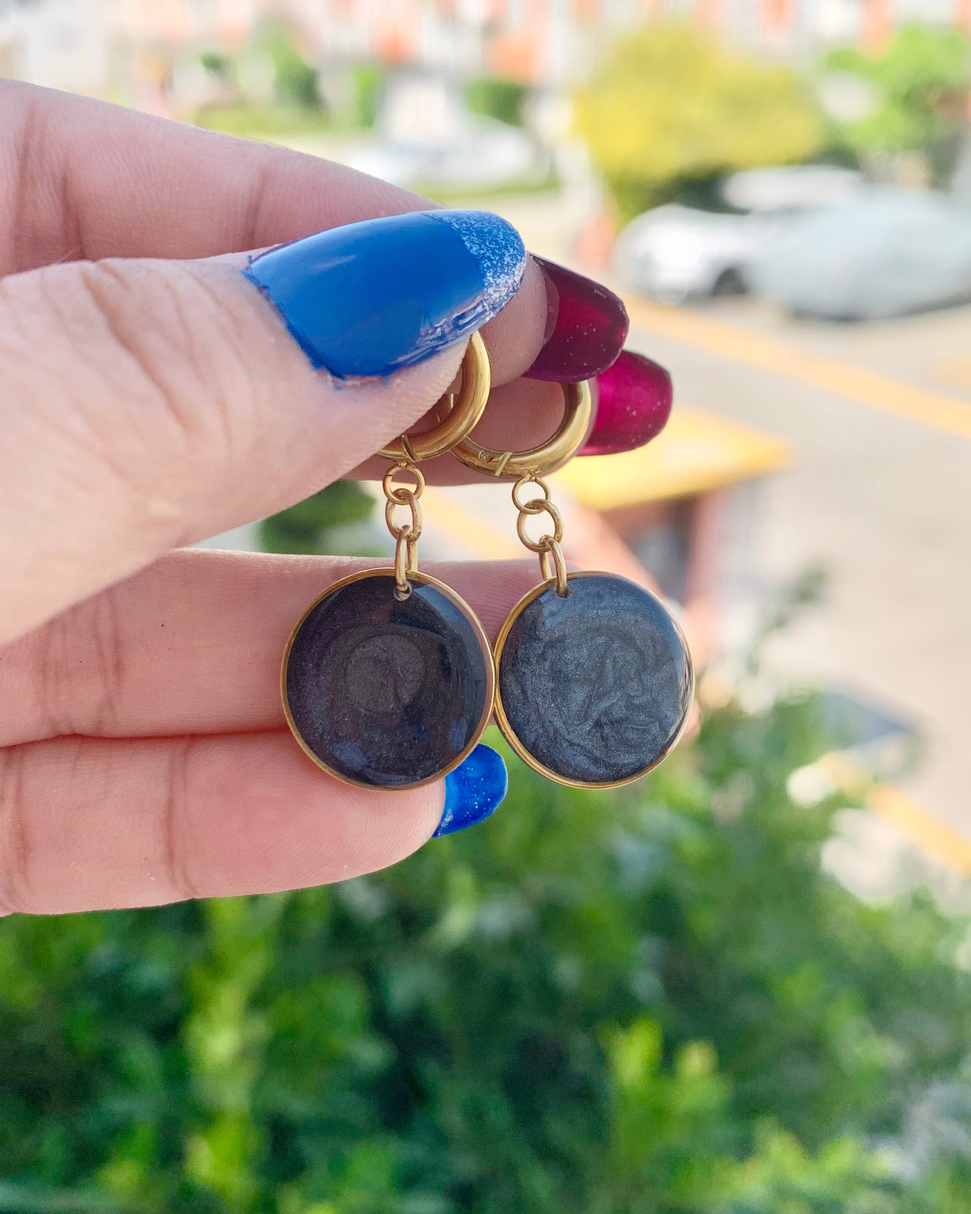 Pendientes de aro dorados con colgante negro