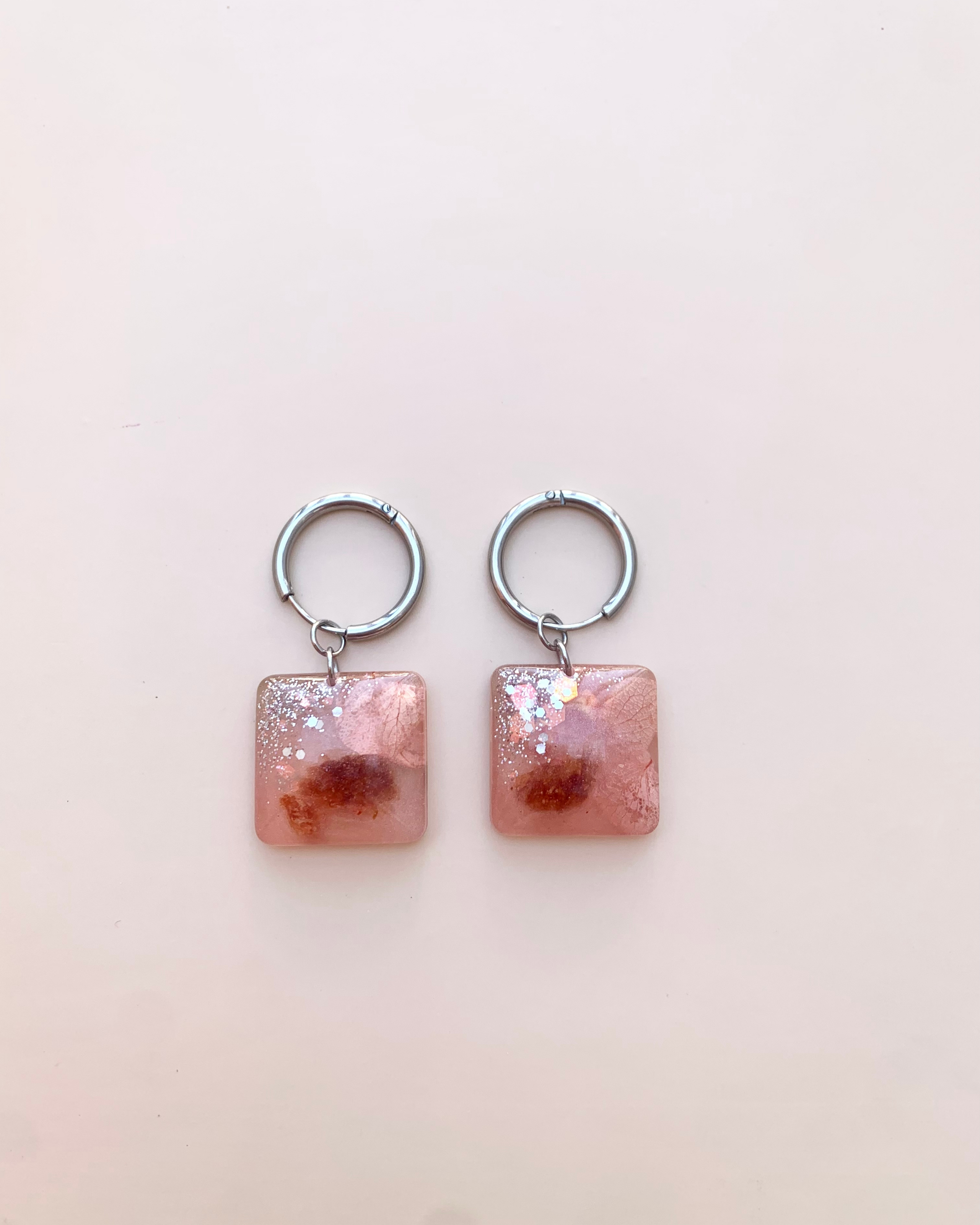 Pendientes de resina con flor (gancho desmontable)