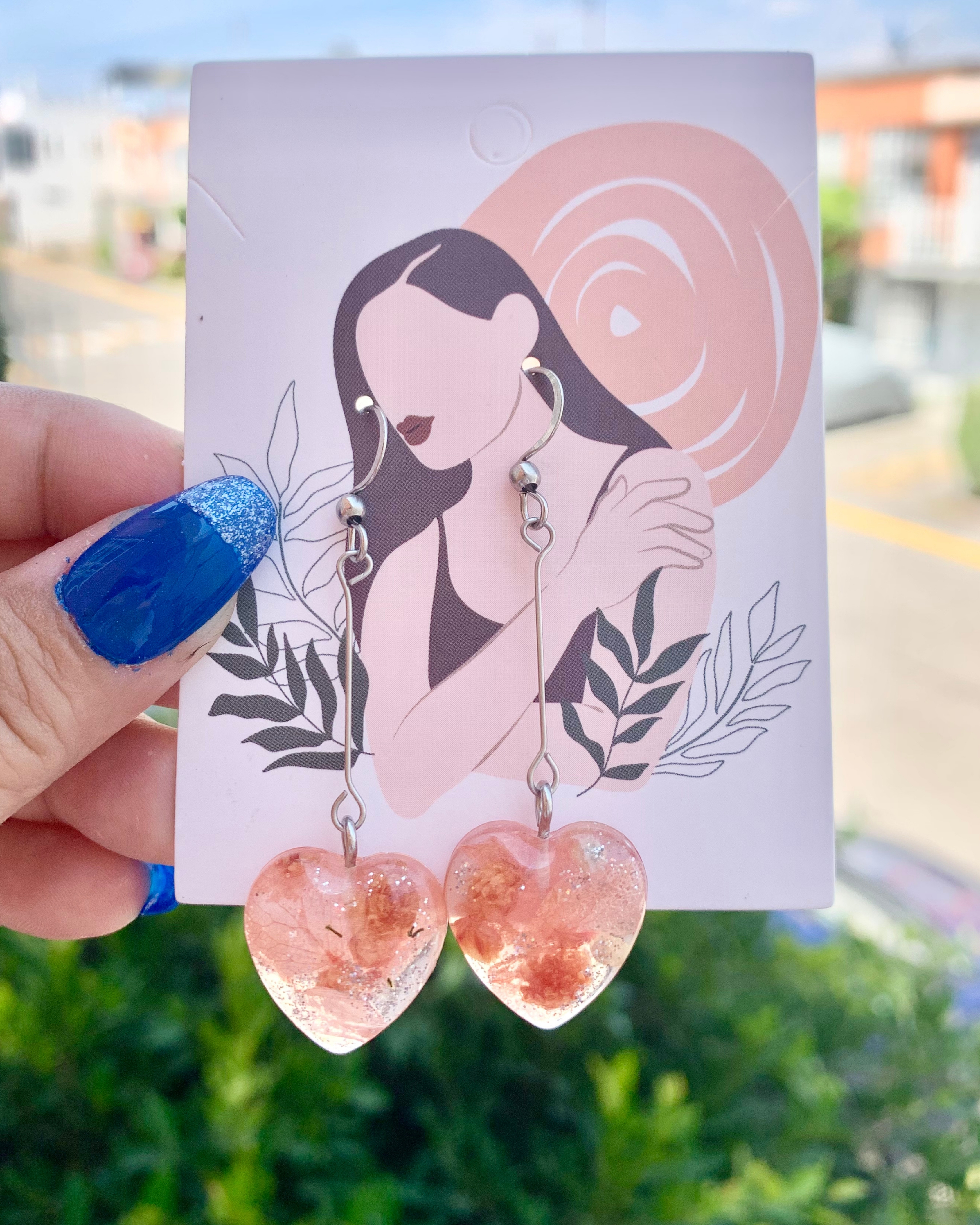 Pendientes de corazón rosa con flores