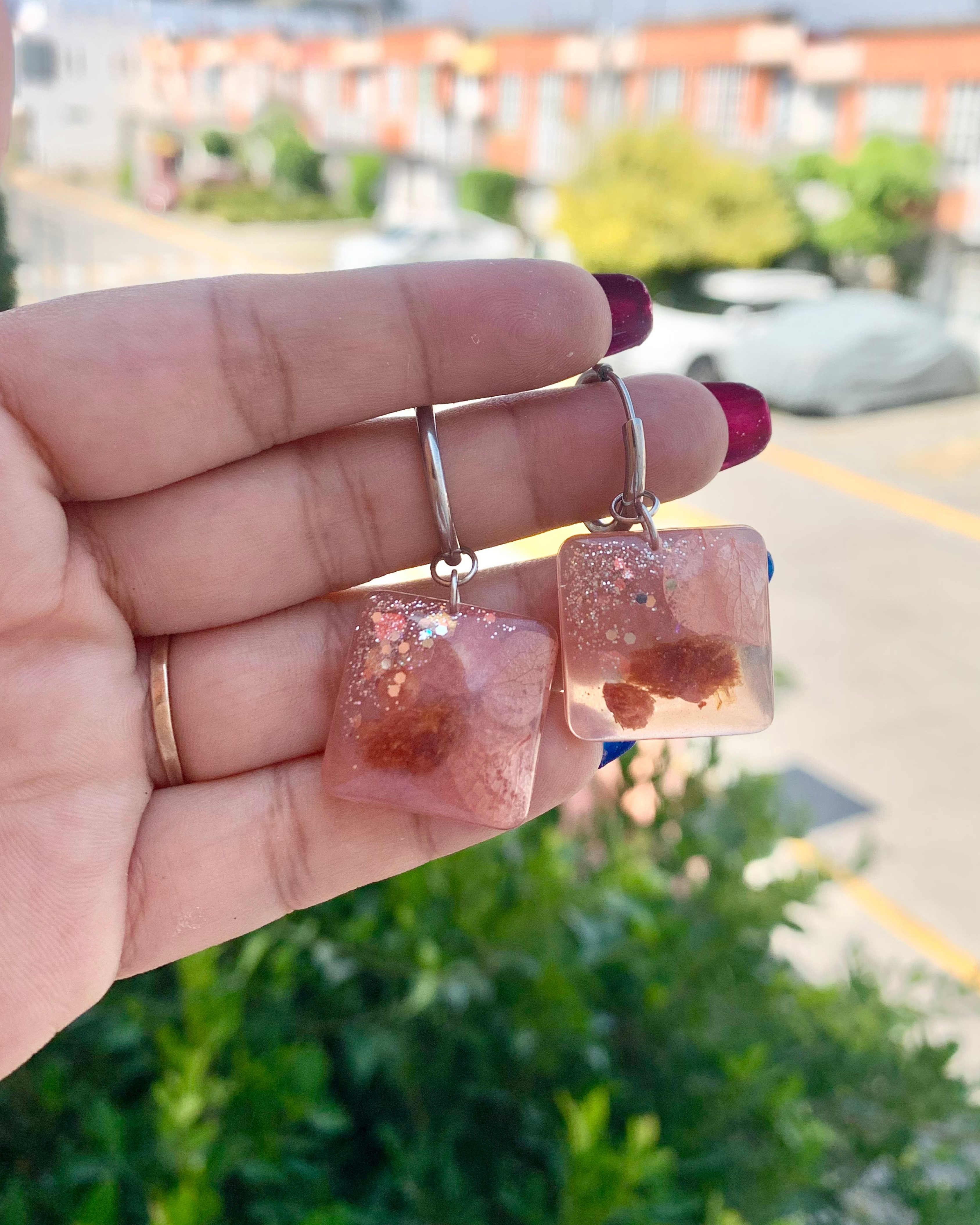 Pendientes de resina con flor (gancho desmontable)