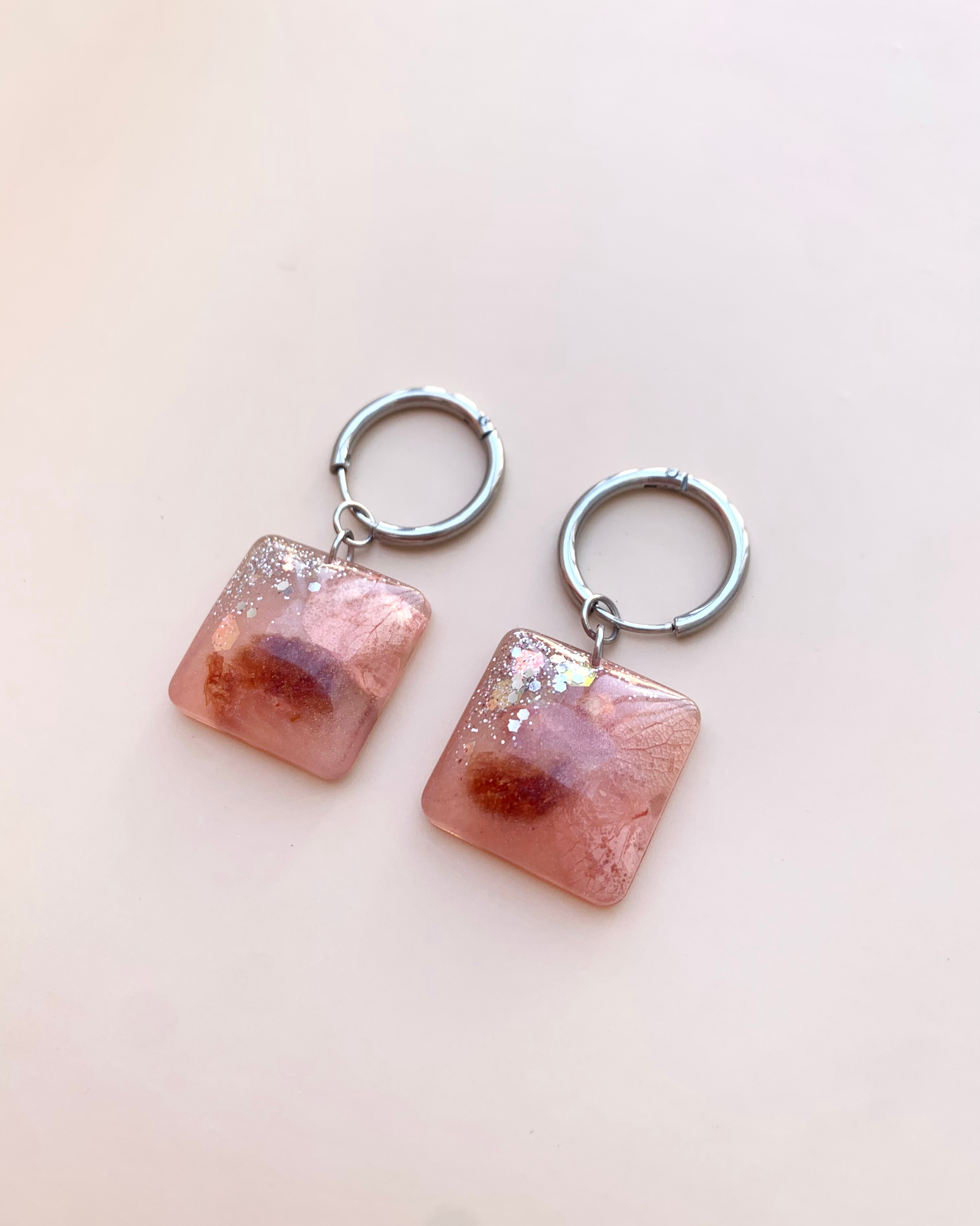 Pendientes de resina con flor (gancho desmontable)