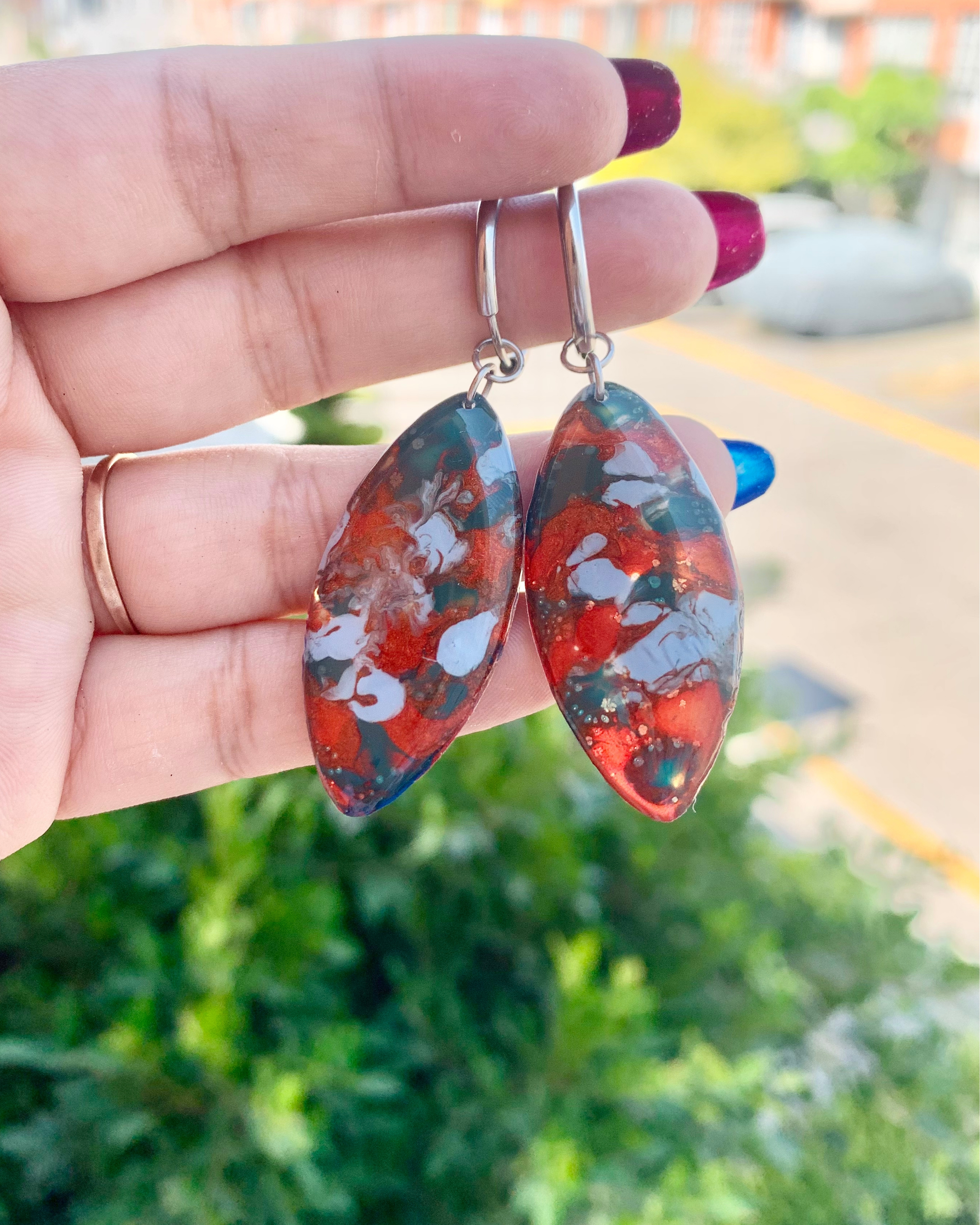 Pendientes artesanales dibujado a mano y gancho desmontable