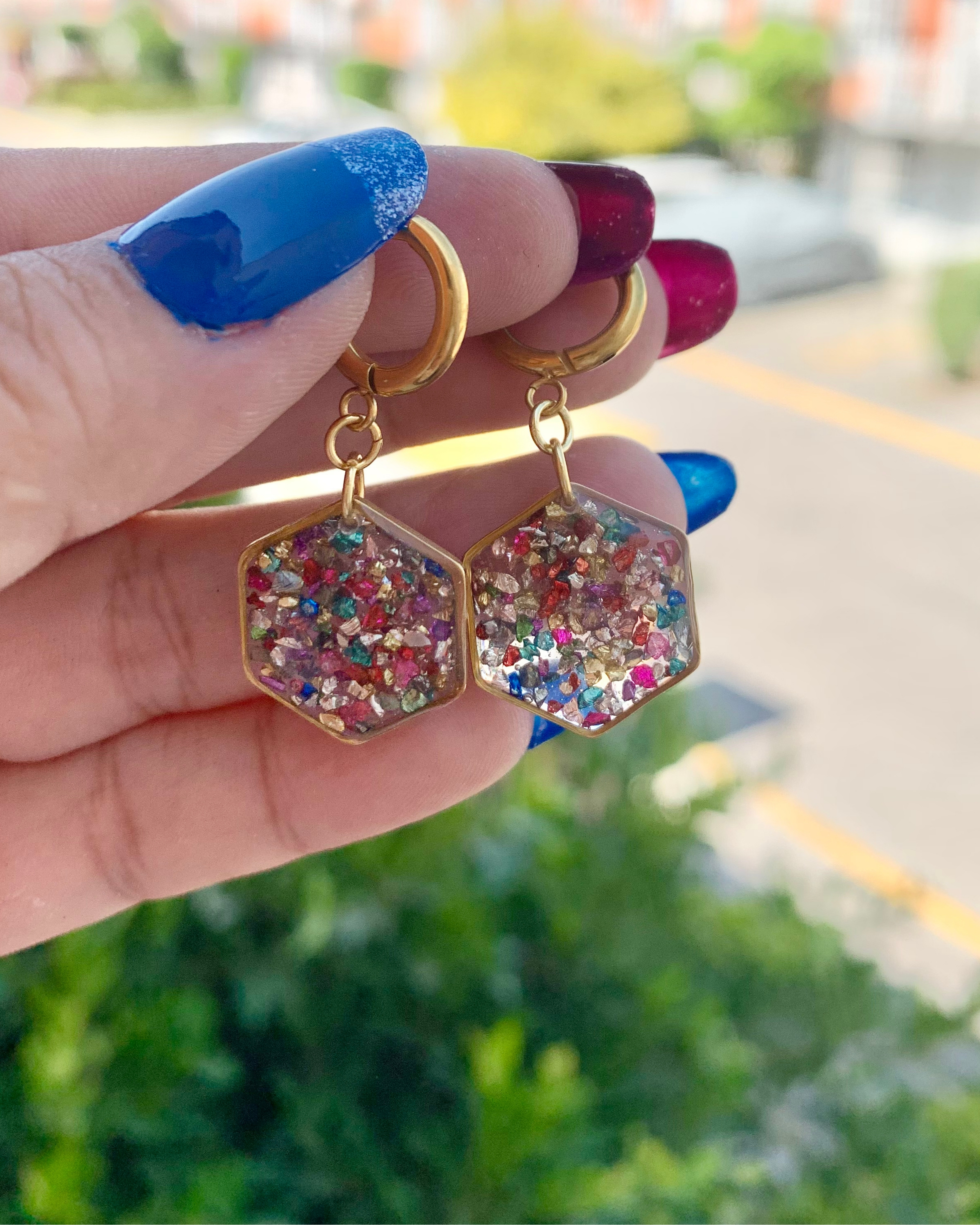 Pendientes hexagonales con piedras de colores