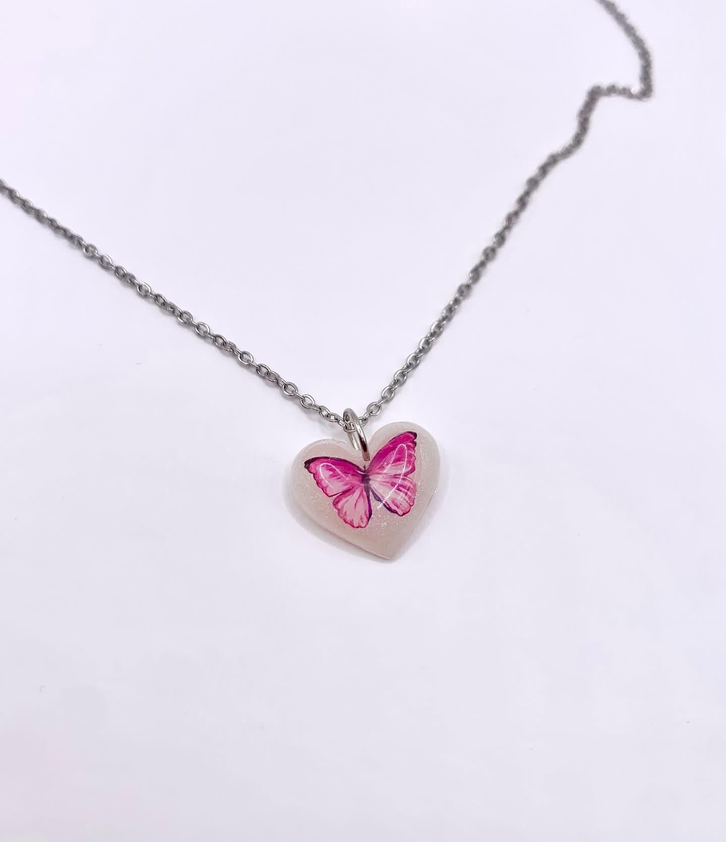 Collar con dije de mariposa